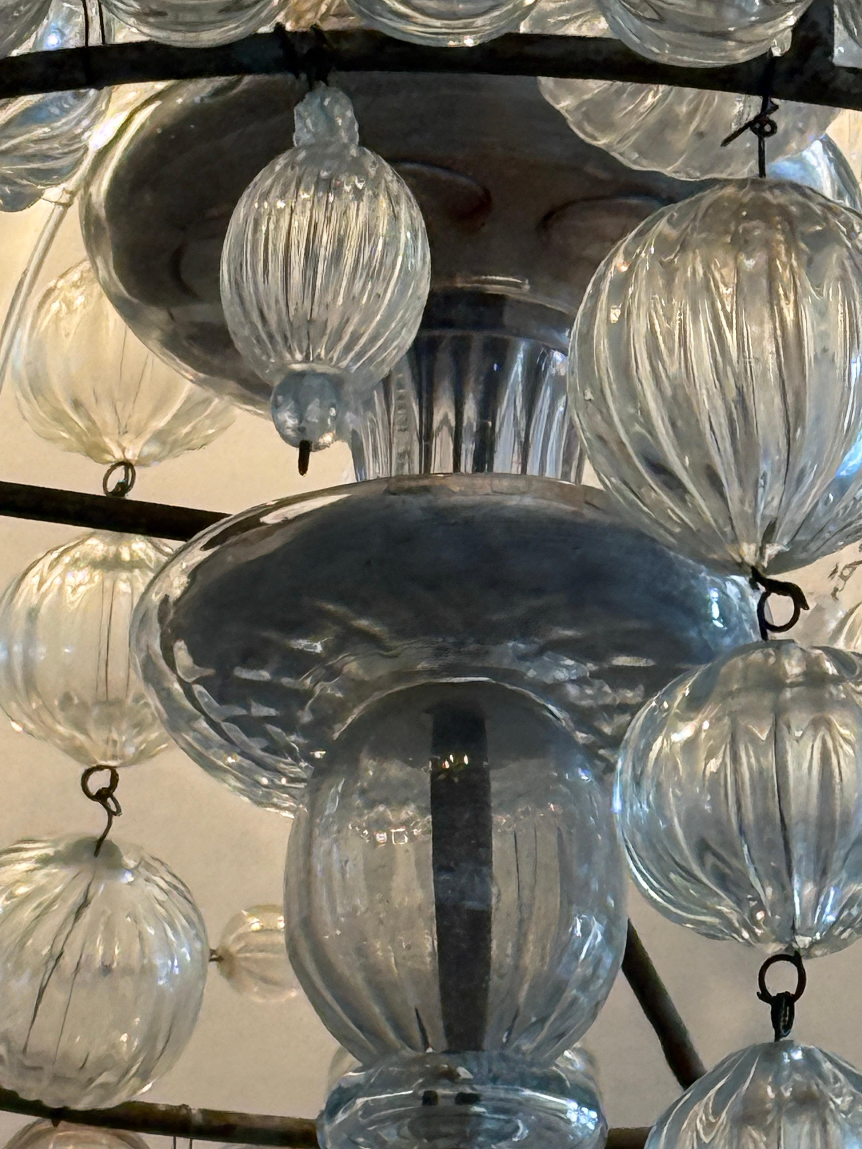 XIX secolo Lampadario a sei bracci in vetro soffiato di Murano proveniente dall'Italia. in vendita