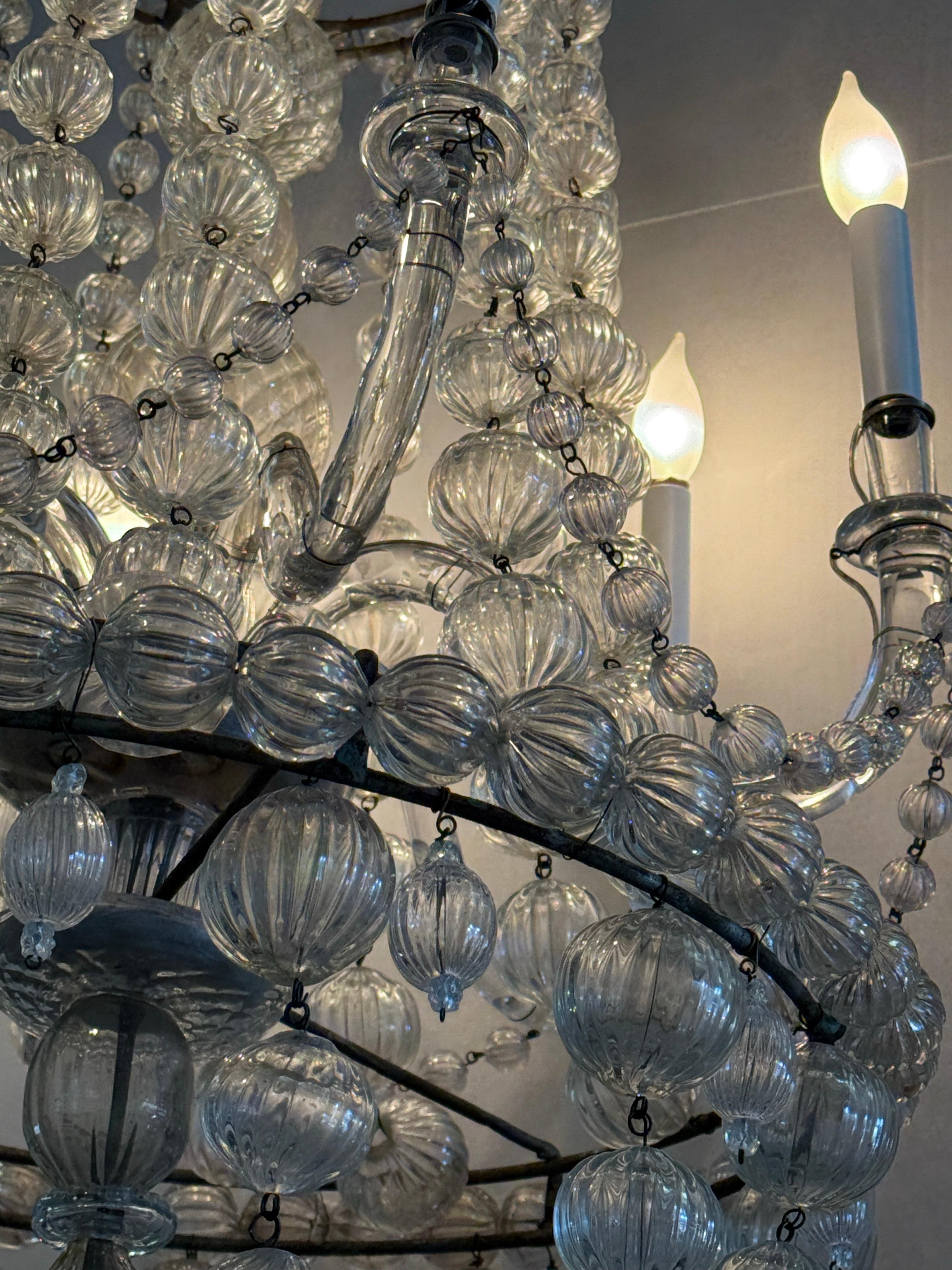 Metallo Lampadario a sei bracci in vetro soffiato di Murano proveniente dall'Italia. in vendita