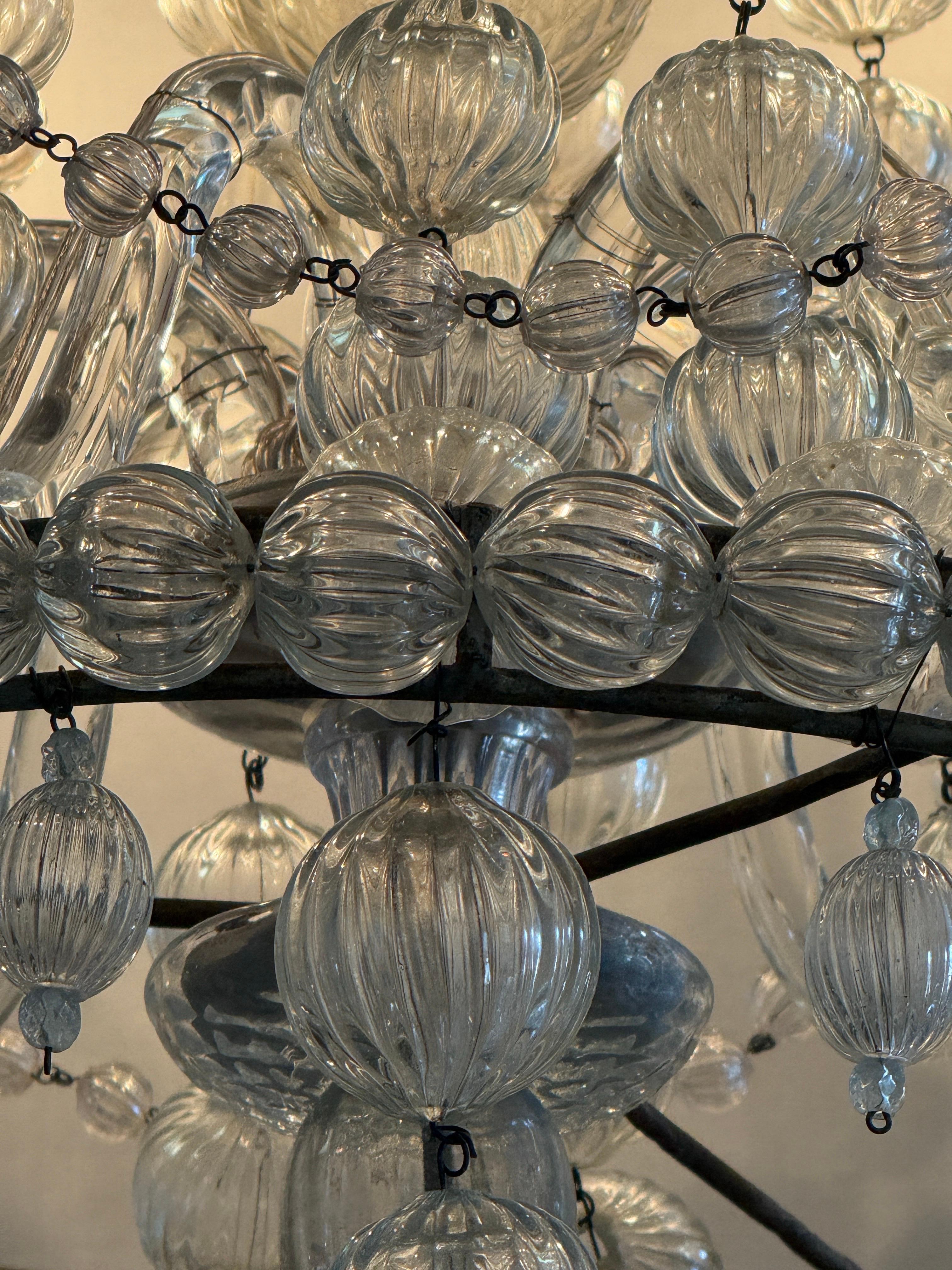 Lampadario a sei bracci in vetro soffiato di Murano proveniente dall'Italia. in vendita 1