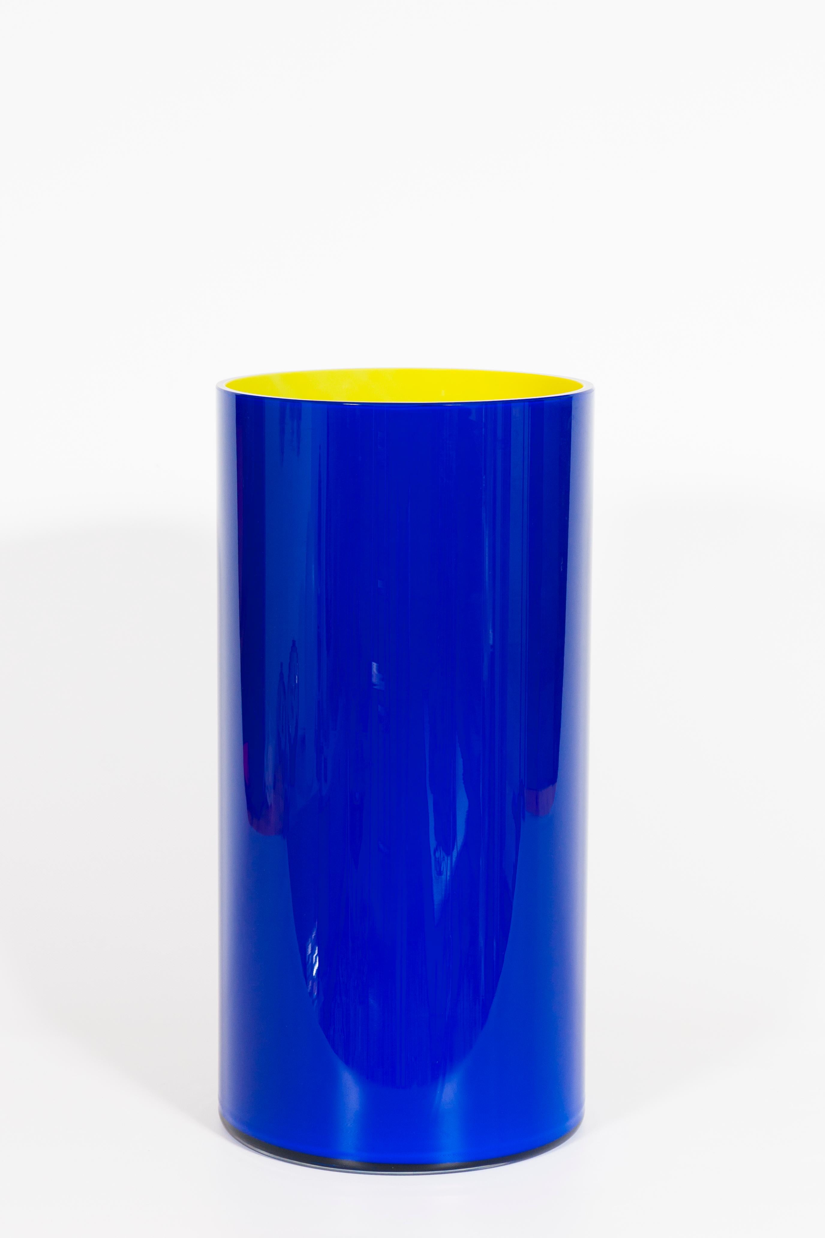 Venezianischer Schirmständer aus blauem und gelbem Muranoglas Signiert Cenedese 1990er Jahre
Dieser erstaunliche Schirmständer aus Murano-Glas wird dank der Schönheit seiner Farben und der Einzigartigkeit seines Designs nicht unbemerkt bleiben. Das