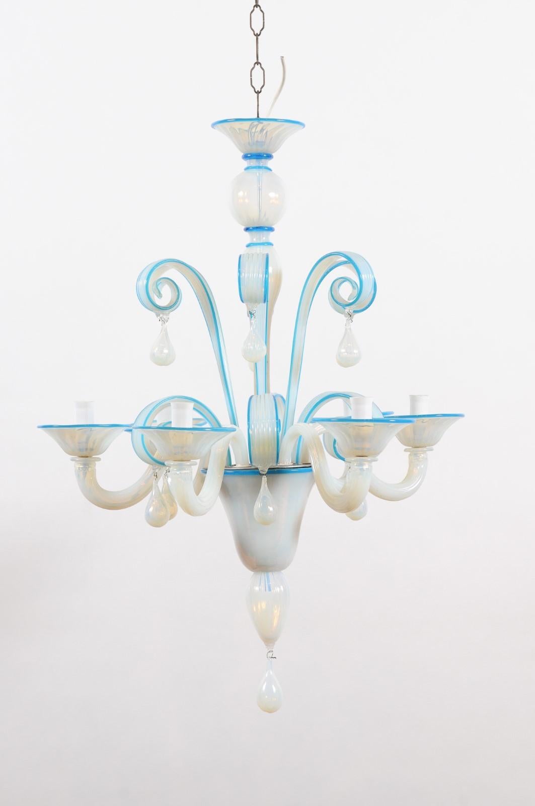 Européen Lustre à 8 lumières en verre soufflé bleu vénitien, Italie 20e siècle en vente