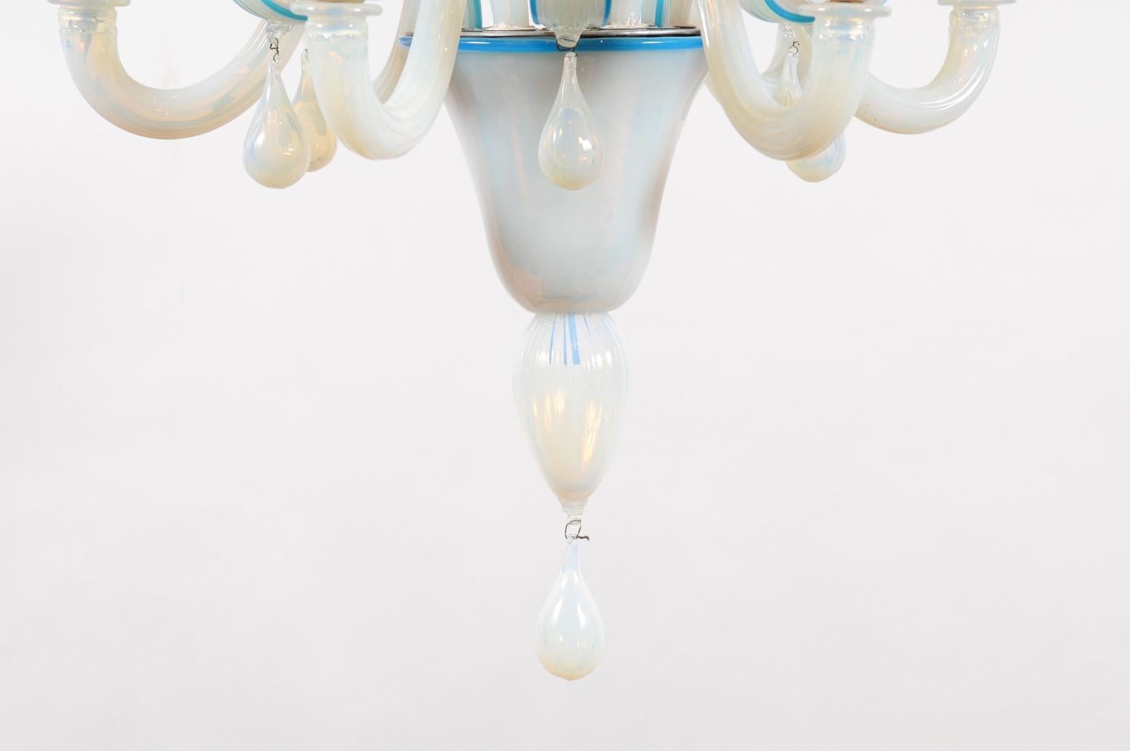 Lustre à 8 lumières en verre soufflé bleu vénitien, Italie 20e siècle État moyen - En vente à Atlanta, GA