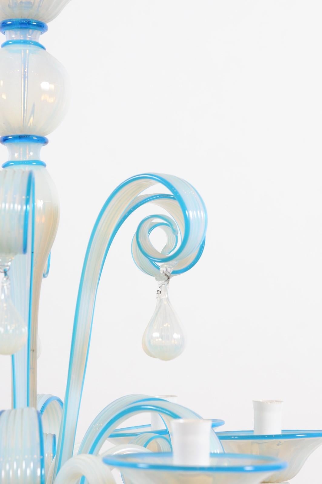 Verre brun Lustre à 8 lumières en verre soufflé bleu vénitien, Italie 20e siècle en vente