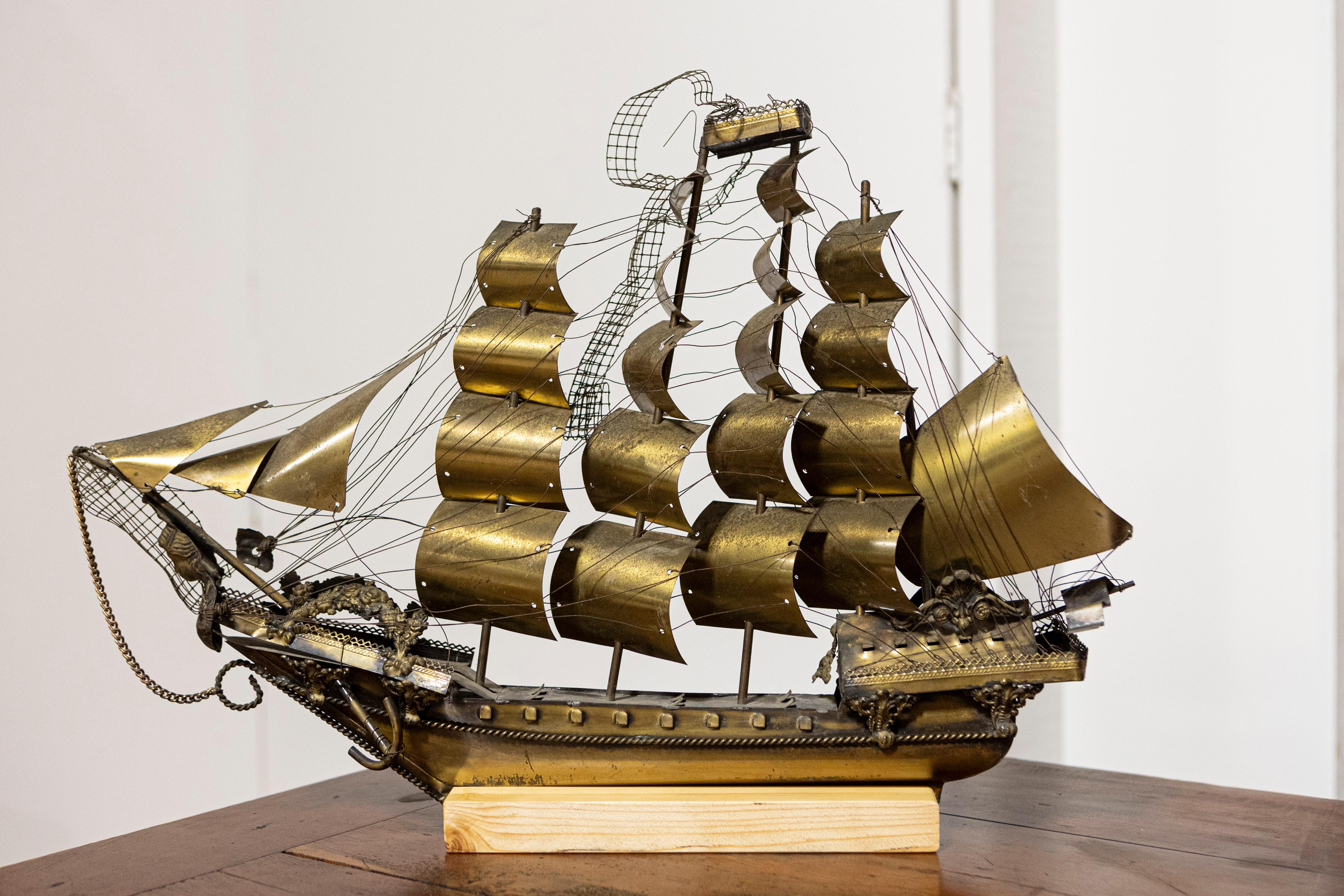 Maquette de bateau vénitien italien en laiton du 20e siècle avec quatre mâts, montée sur bois. Cette exquise maquette de bateau vénitien en laiton italien datant du XXe siècle est un mélange captivant d'art et de tradition maritime. Monté sur un