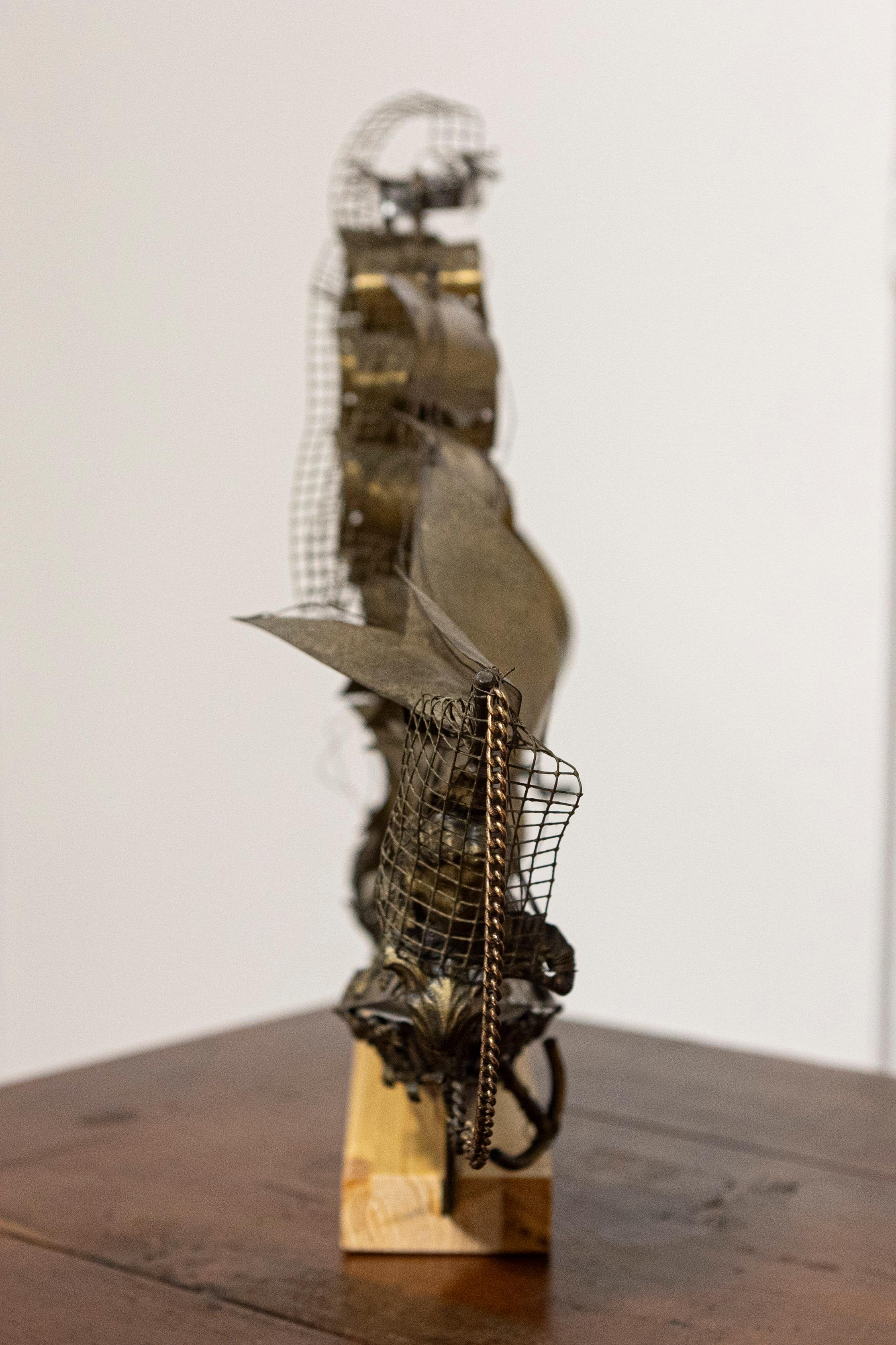 italien Maquette de bateau à quatre mâts en laiton vénitien avec décor détaillé, montée sur socle en vente