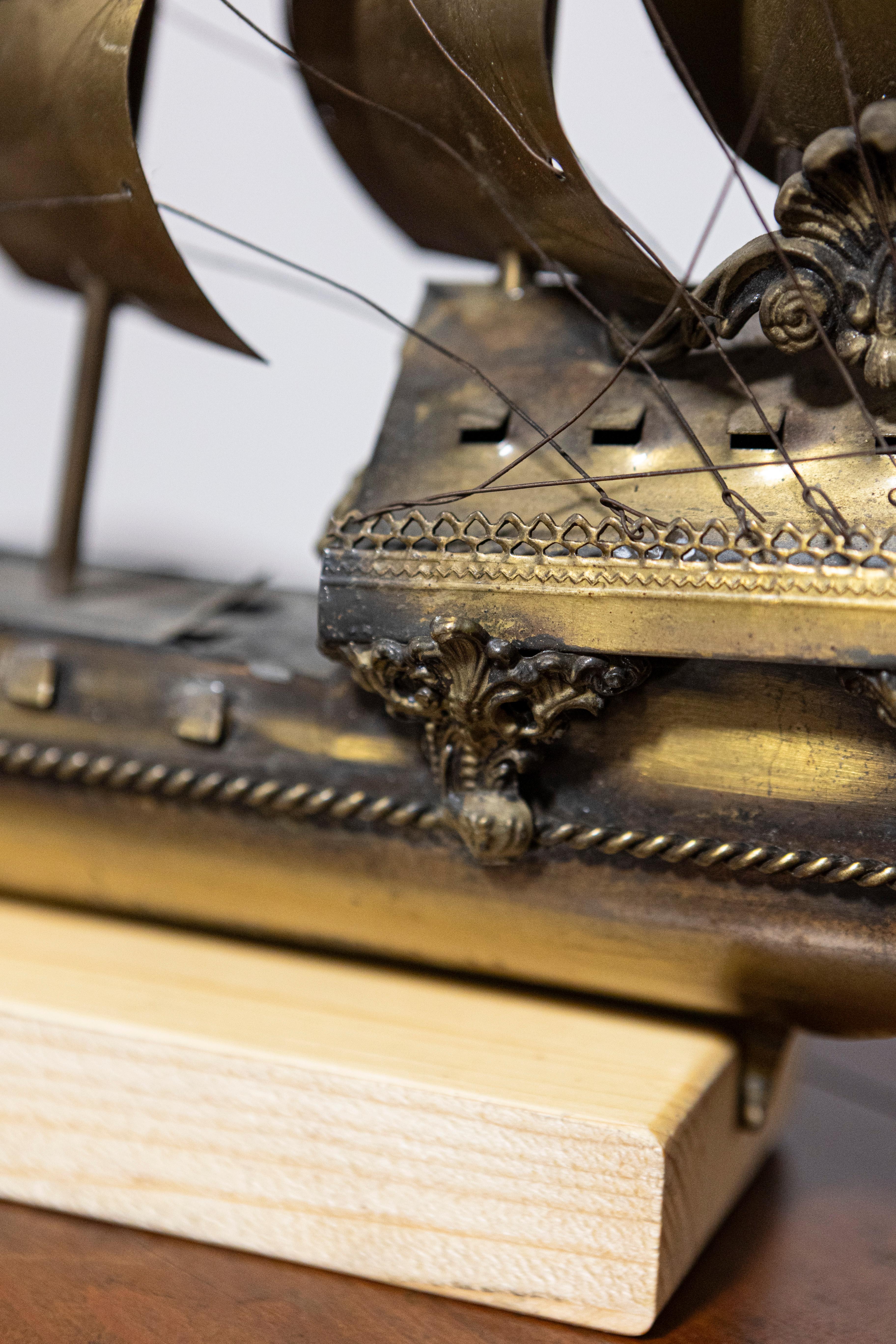 Patiné Maquette de bateau à quatre mâts en laiton vénitien avec décor détaillé, montée sur socle en vente