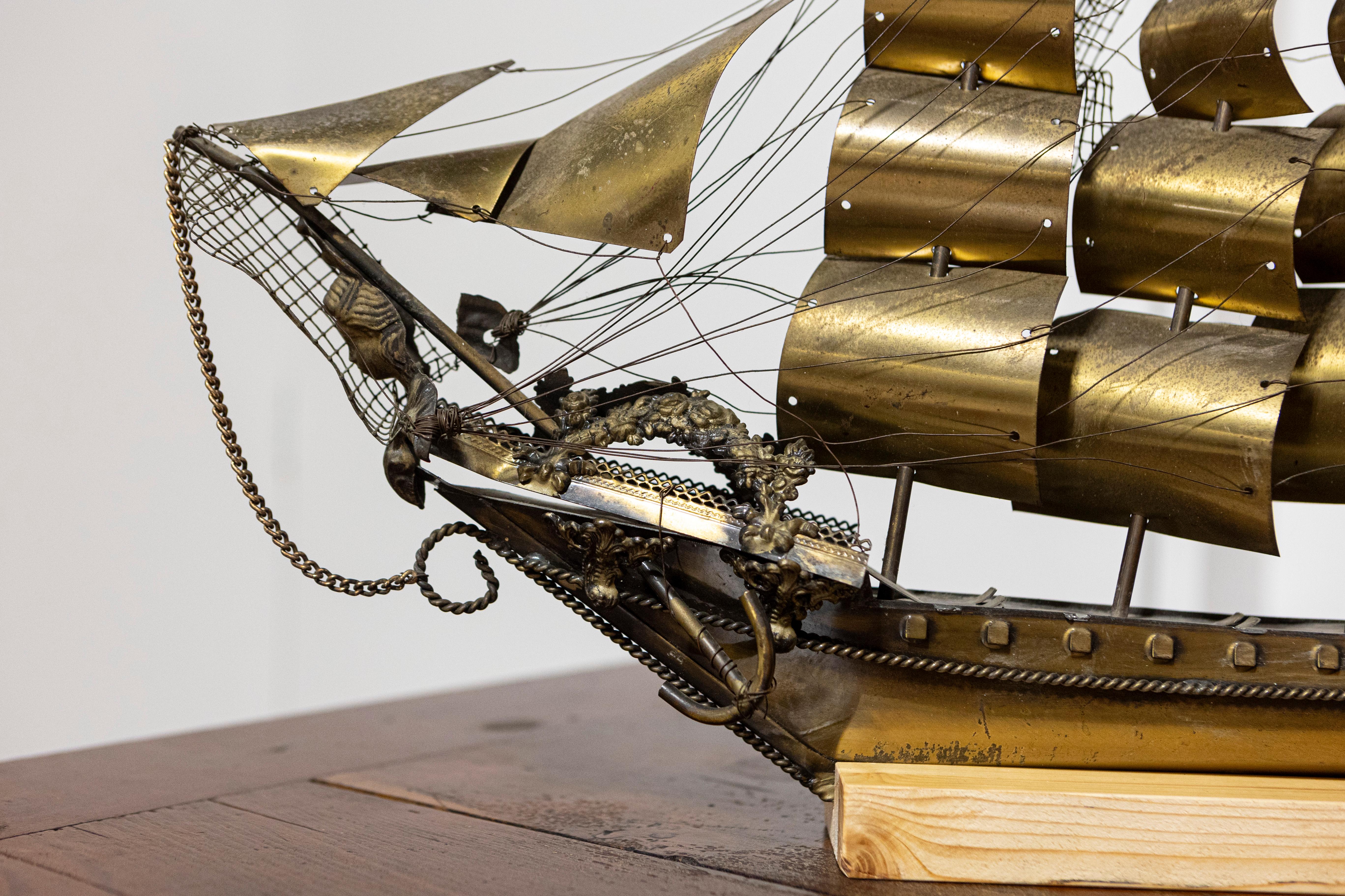 Maquette de bateau à quatre mâts en laiton vénitien avec décor détaillé, montée sur socle Bon état - En vente à Atlanta, GA
