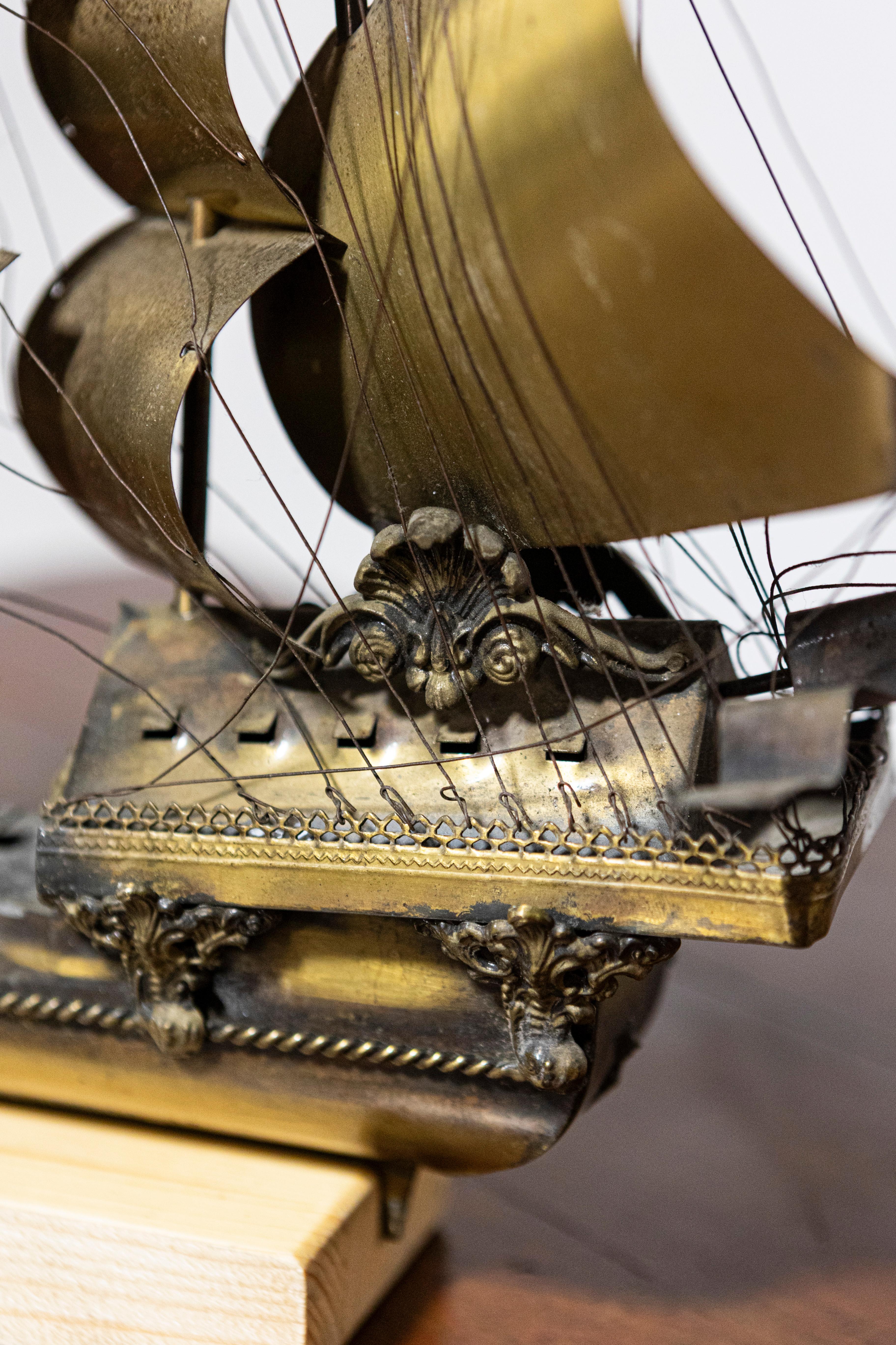 Maquette de bateau à quatre mâts en laiton vénitien avec décor détaillé, montée sur socle en vente 2