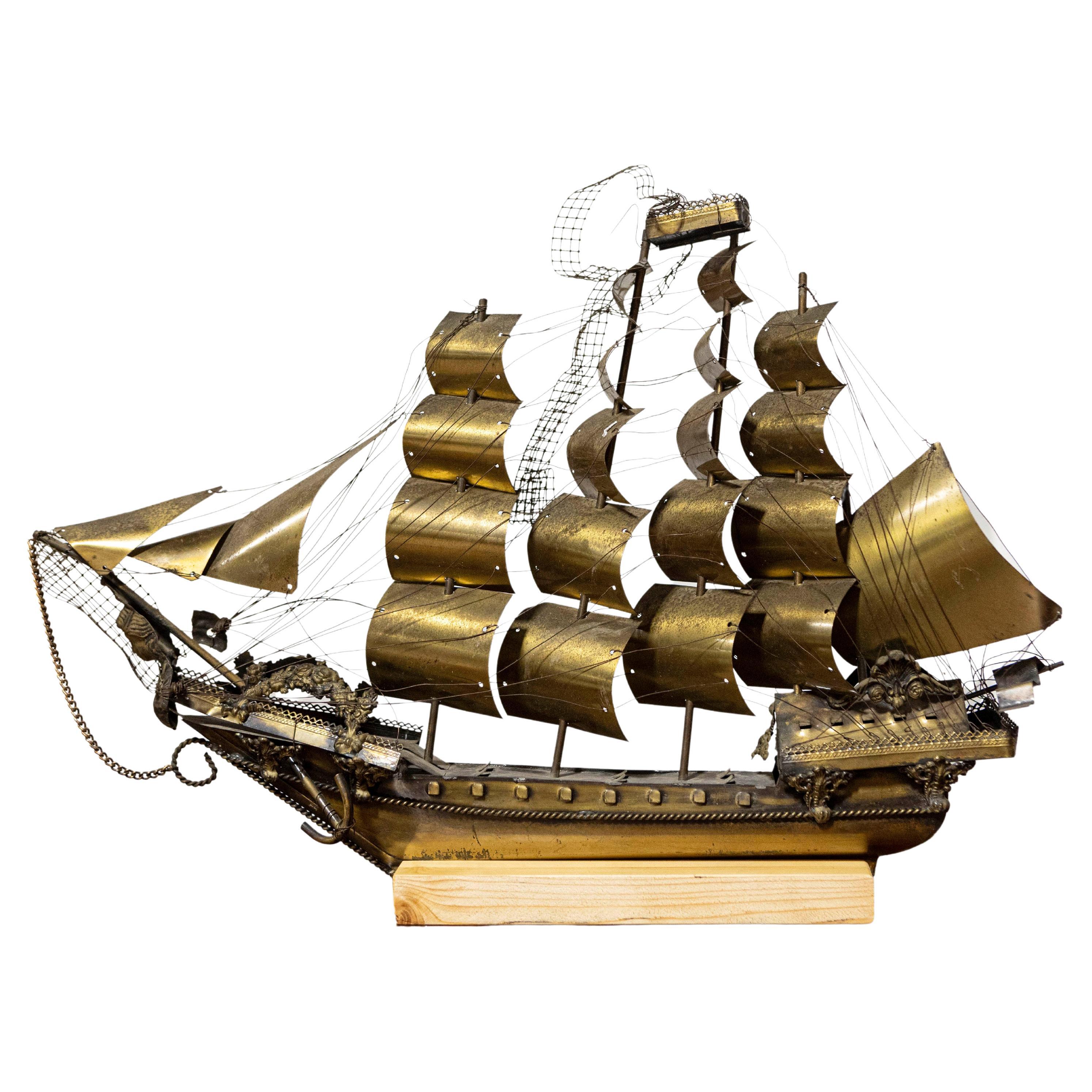 Maquette de bateau à quatre mâts en laiton vénitien avec décor détaillé, montée sur socle