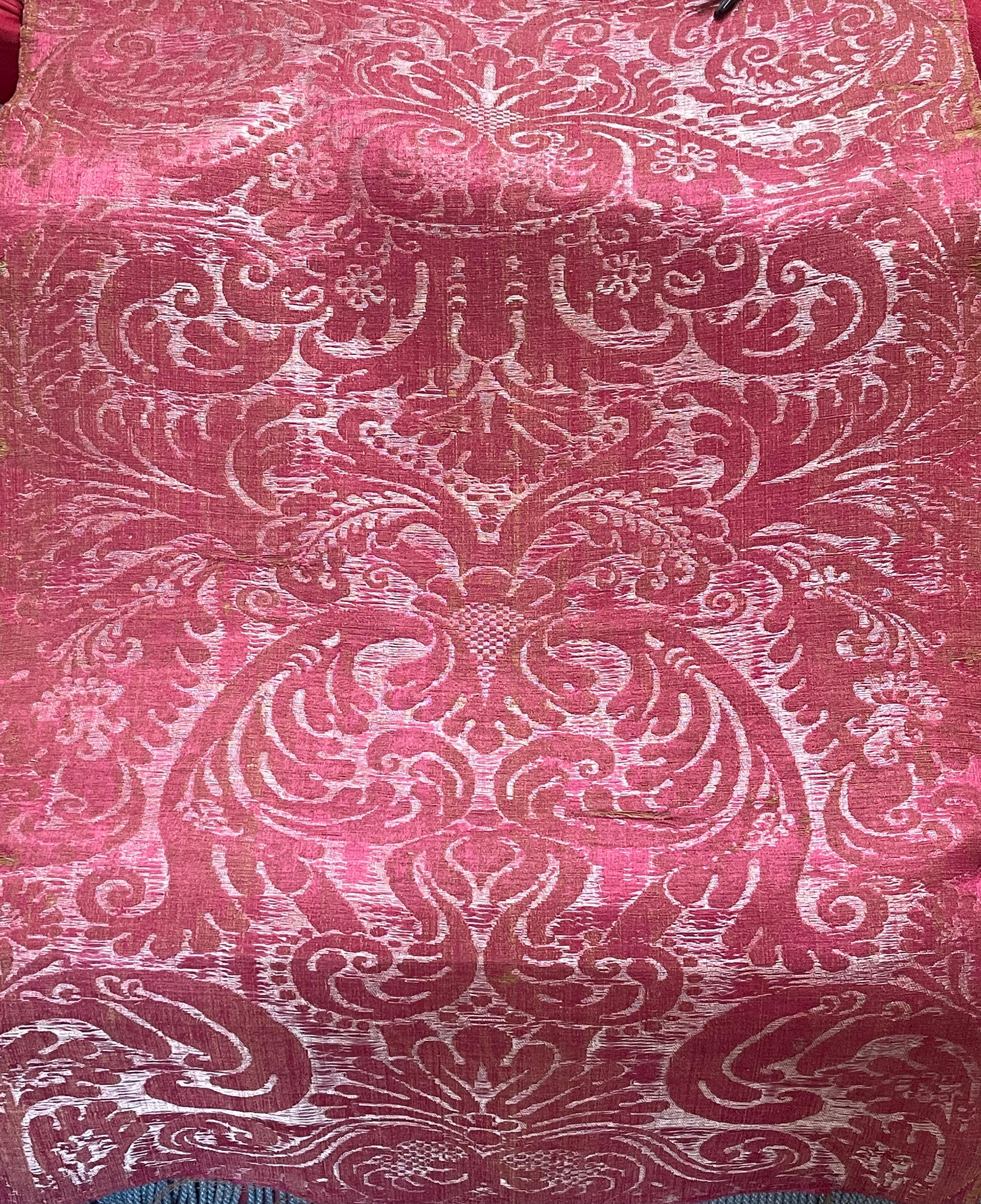 Très rare panneau de soie brocatelle ancien
tissé à Venise  ou Florence Italie utilisant de la soie cramoisie et des fils d'argent sur un fond de lin

Dates de  XVIIe siècle vers 1650

État antique attendu pour un textile de plus de trois cents ans