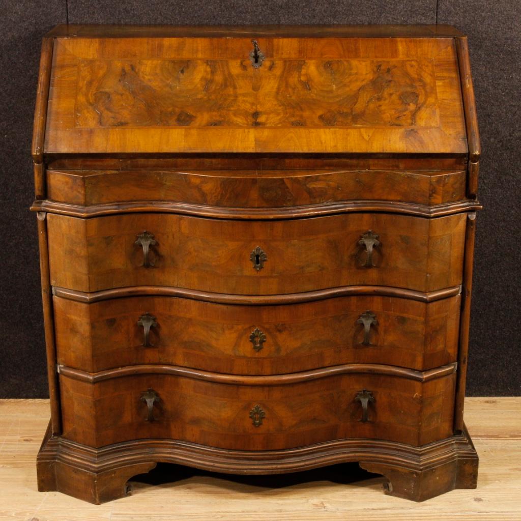 Venetian bureau from the mid-20th century. Chest of drawers in walnut, burl walnut and mahogany, in beautiful patina. Furniture with three external drawers of excellent capacity and a writing desk with four internal drawers of good service.