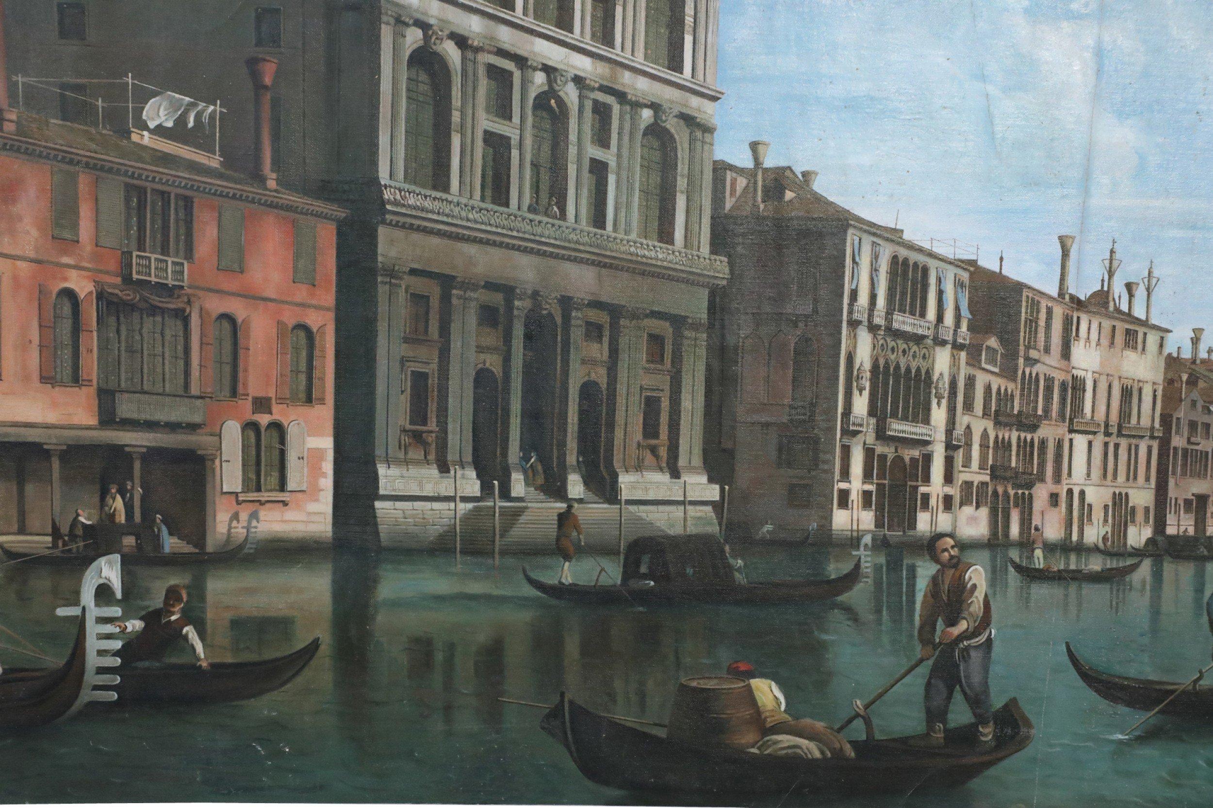 Italienisches Gemälde im venezianischen Stil (20. Jahrhundert) mit Gondeln in einem jadegrünen Kanal, gesäumt von klassischer Architektur unter einem wolkenverhangenen blauen Himmel auf ungerahmter, rechteckiger Leinwand.

Die Leinwand ist in der