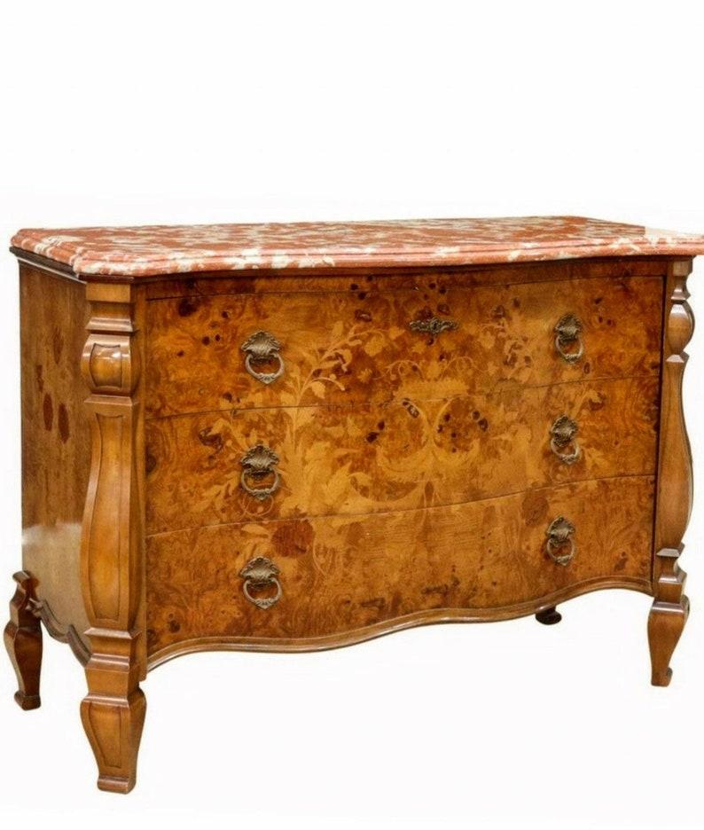 A refined Italian burlwood, satinwood and various exotic woods marquetry inlaid chest of drawers commode by Venetian furniture maker Caronni Il Mobile Classico. 

Exquisitely hand-crafted by highly skilled artisans, originating just outside Padua,