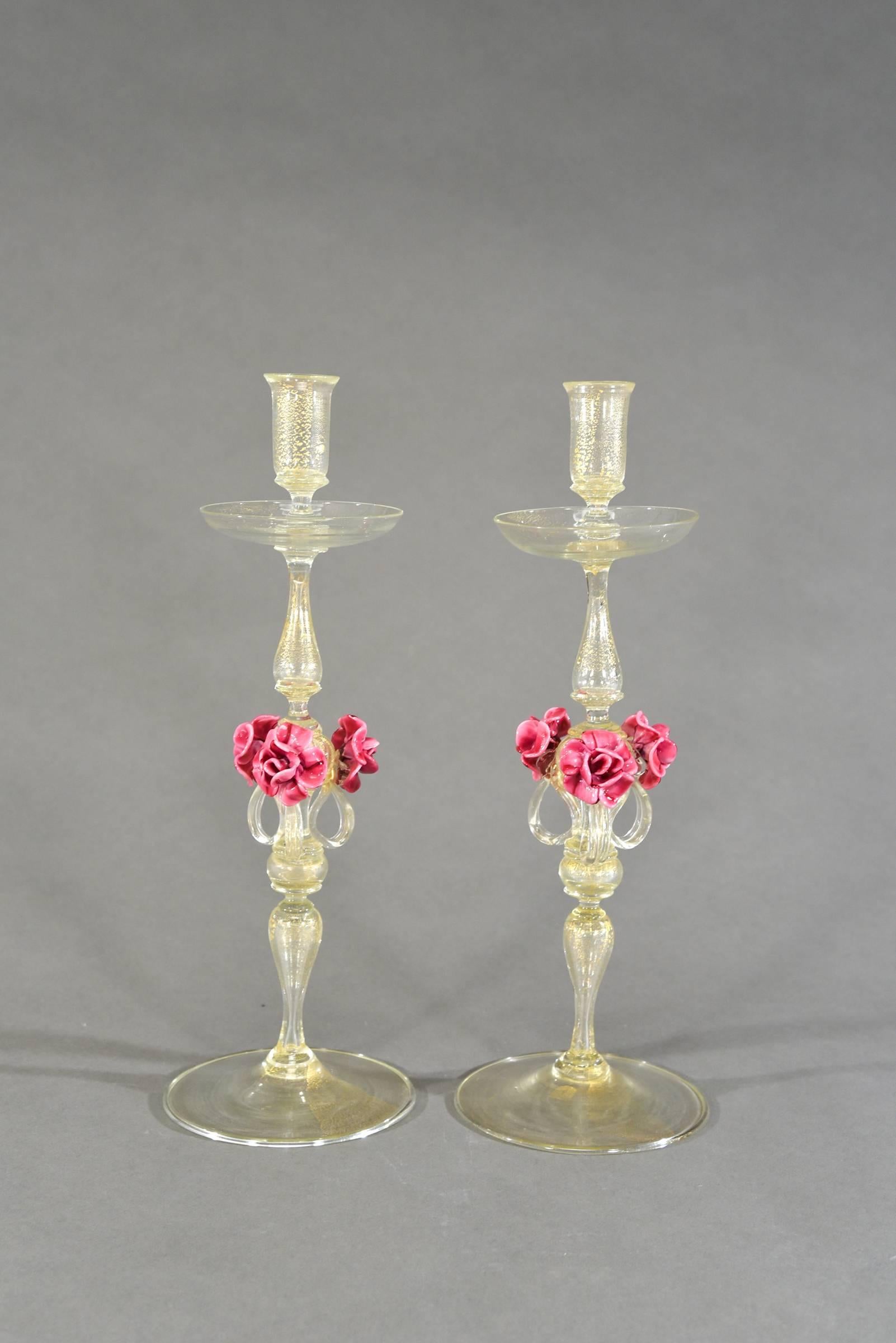 5 Pc. Venetian Centerpiece Set Candlesticks w/ Gold Leaf Applied Pink Roses In Excellent Condition For Sale In Great Barrington, MA