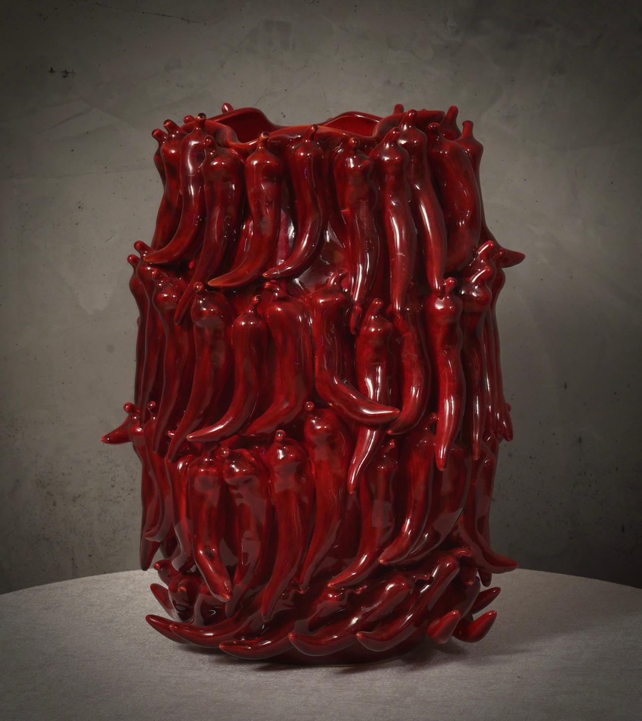 Gorgeous Ceramica Veneta vase, in a beautiful chili pepper red color, an original design for a very large and full-bodied vase.

The red ceramic vase has a round section, slightly narrower at the base like an amphora. Life-size chili peppers are