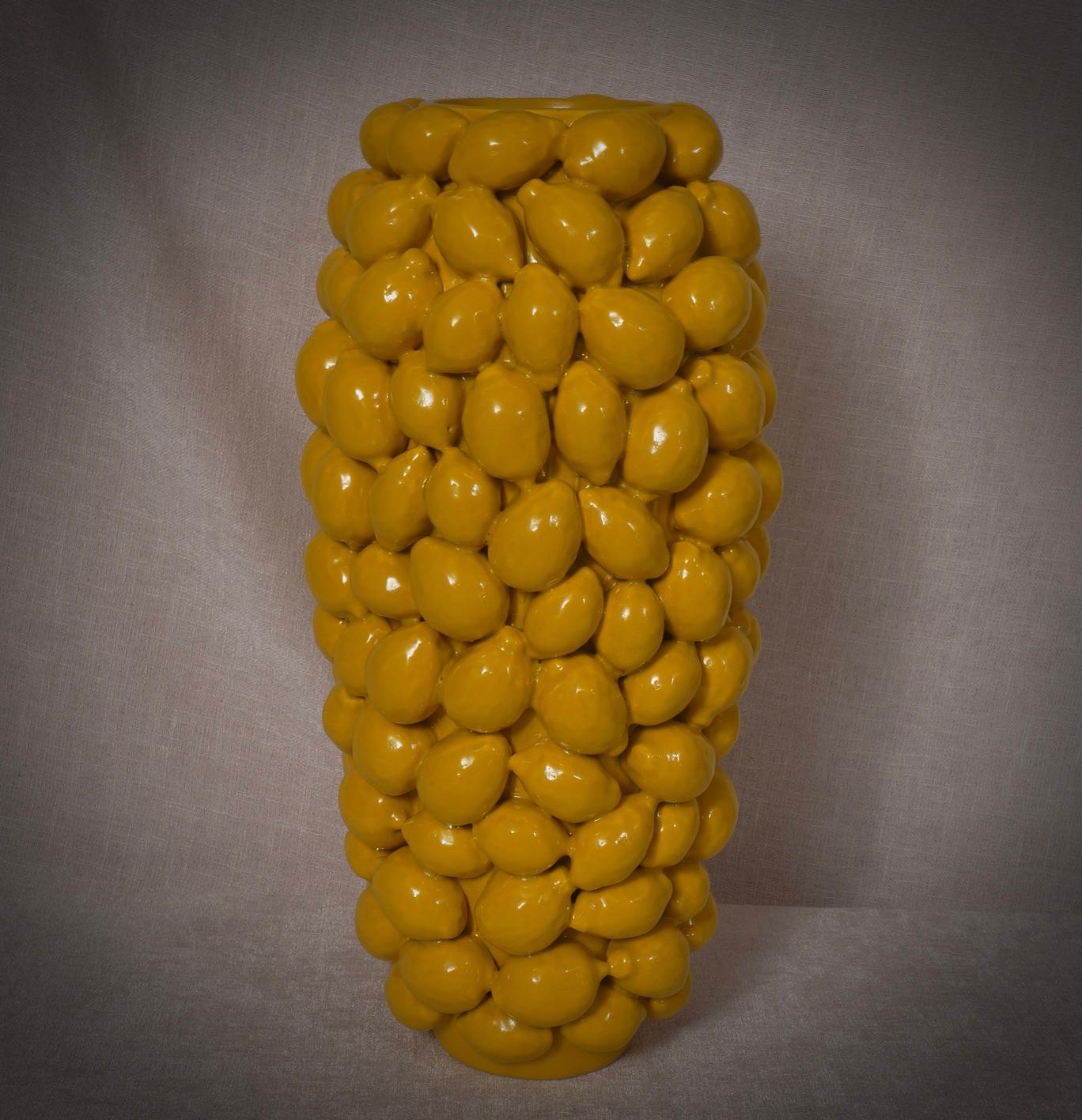 Splendid vase by Ceramica Veneta, in a beautiful lemon yellow color, an original design for a very large and full-bodied vase.

The yellow ceramic vase has a round section, slightly narrower at the base like an amphora. Life-size lemons have been