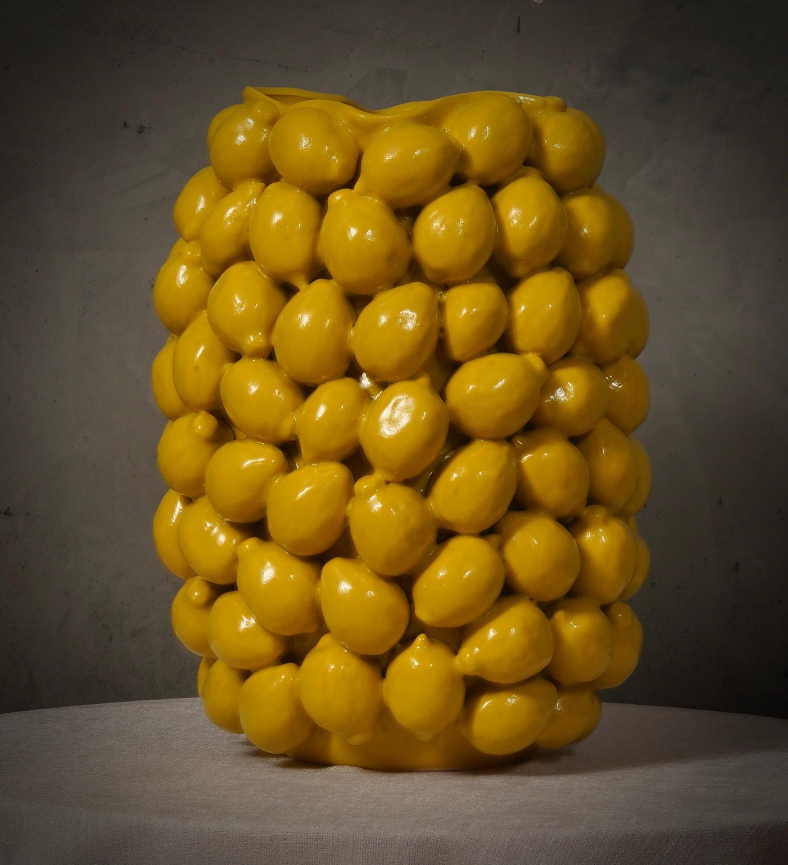 Splendido vaso di Ceramica Veneta, in un bellissimo colore giallo limone, un design originale per un vaso molto grande e corposo.

Il vaso in ceramica gialla ha una sezione rotonda, leggermente più stretta alla base come un'anfora. Limoni a