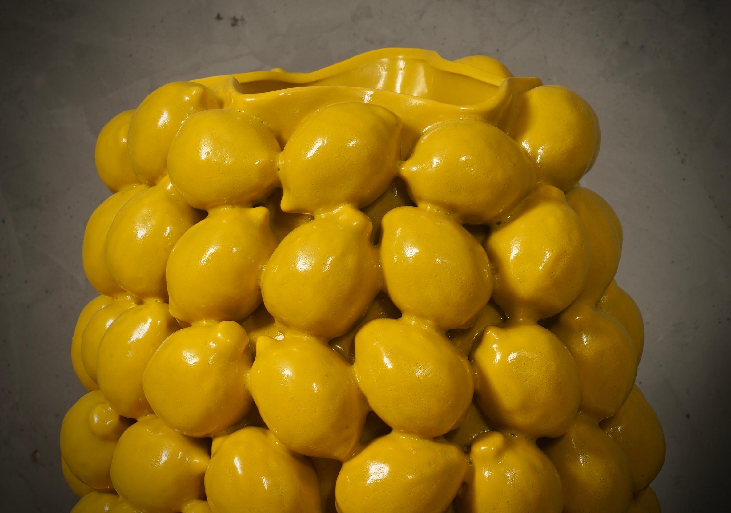 Vasi tondi in ceramica veneziana di colore giallo, 2020 In condizioni buone in vendita a Rome, IT