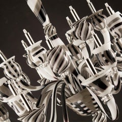 Lustre vénitien 30 bras blanc-noir en verre de Murano par Multiforme