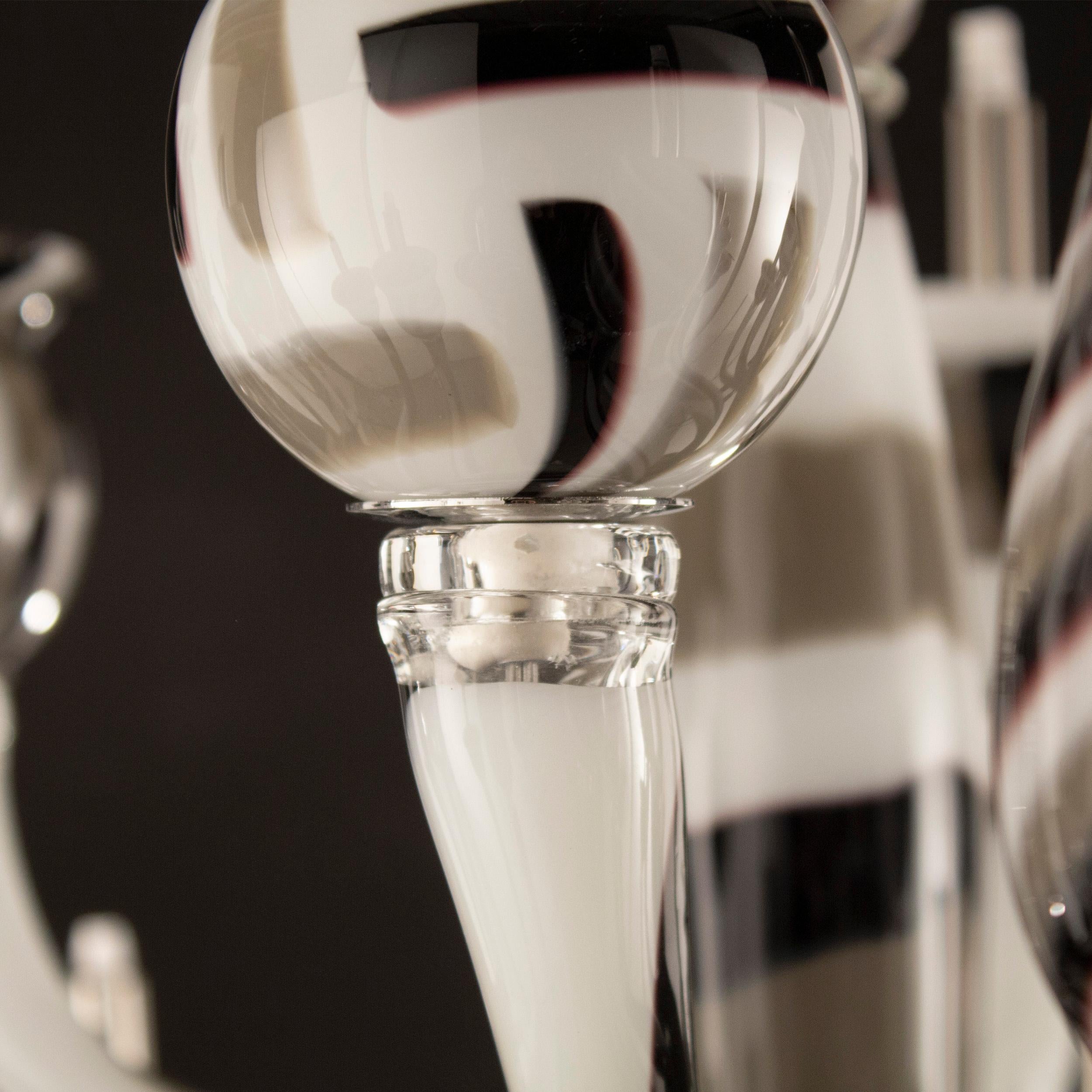 italien Lustre vénitien 30 bras blanc-noir en verre de Murano par Multiforme en stock en vente