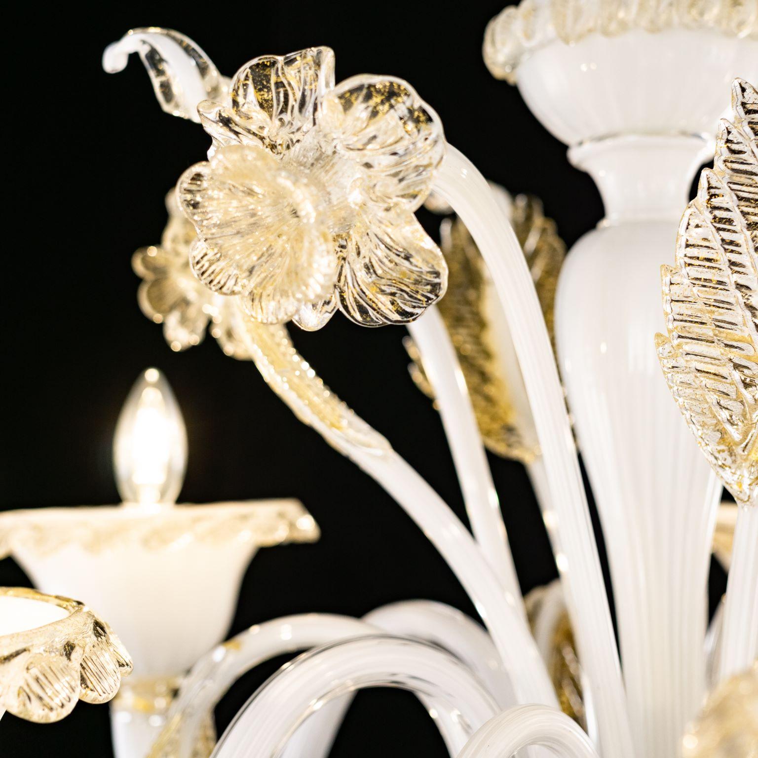 Venezianischer Kronleuchter mit 5 Armen, weißes Muranoglas mit Golddetails, Multiform im Angebot 3