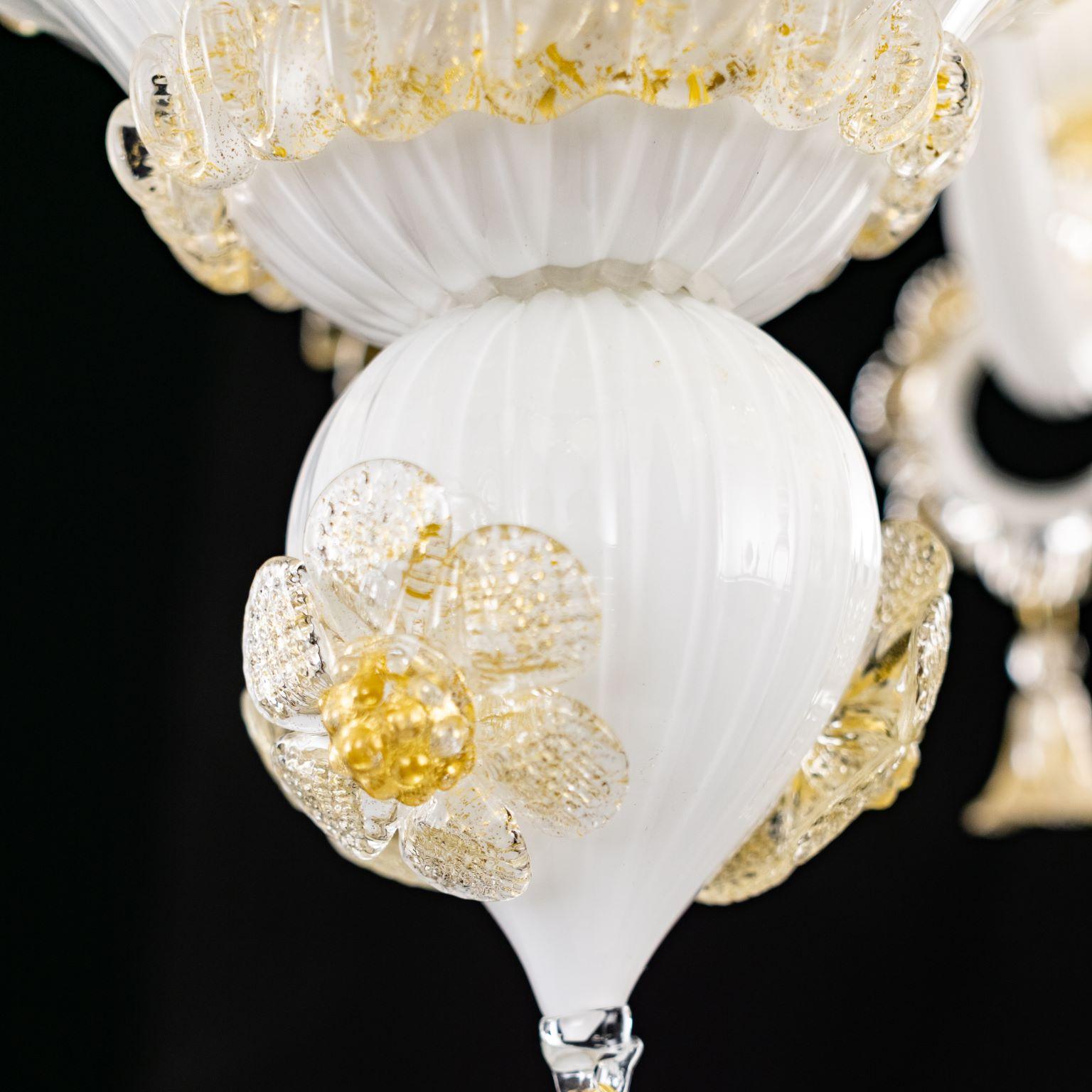 Venezianischer Kronleuchter mit 5 Armen, weißes Muranoglas mit Golddetails, Multiform im Angebot 4