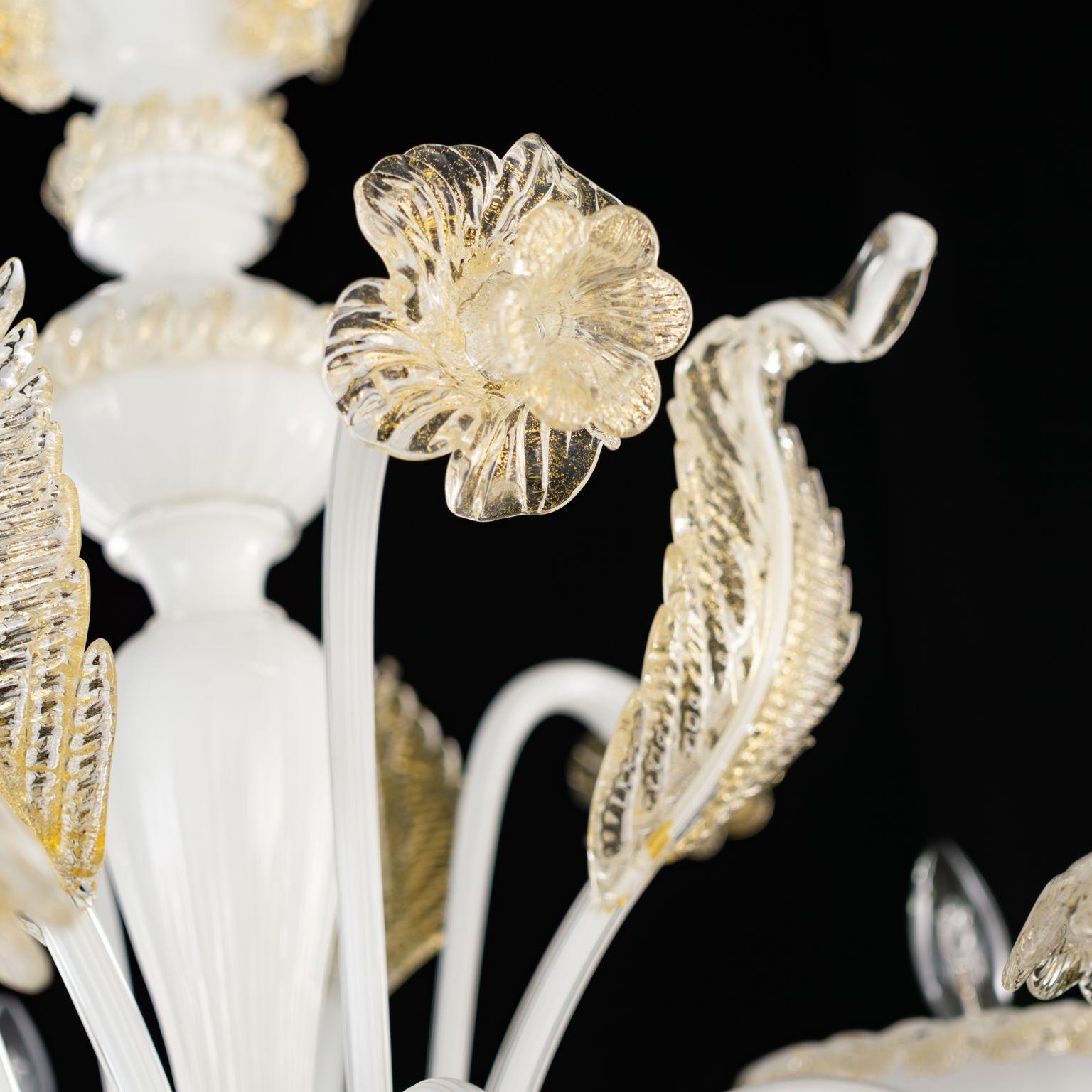Venezianischer Kronleuchter mit 5 Armen, weißes Muranoglas mit Golddetails, Multiform (Sonstiges) im Angebot