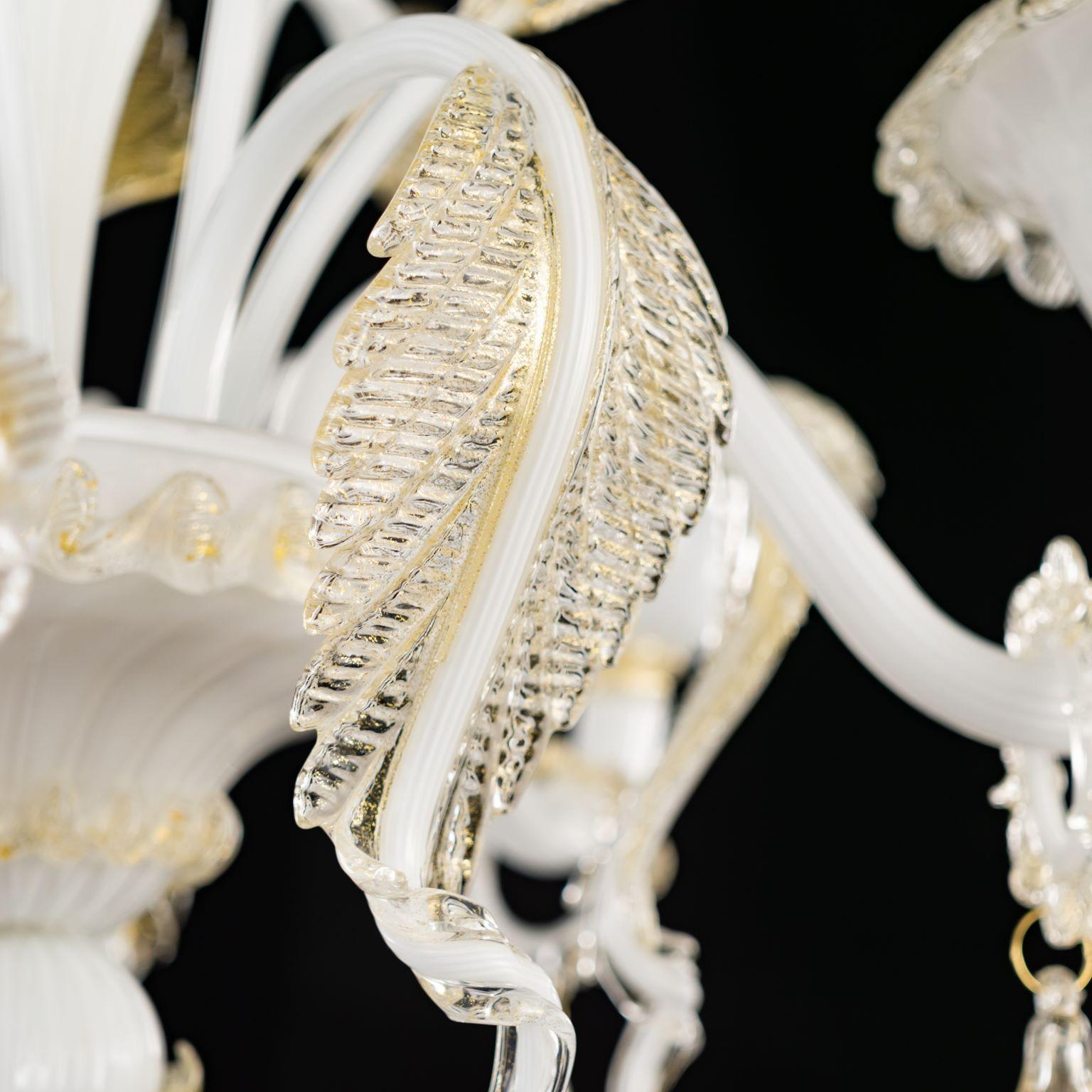 Venezianischer Kronleuchter mit 5 Armen, weißes Muranoglas mit Golddetails, Multiform im Zustand „Neu“ im Angebot in Trebaseleghe, IT