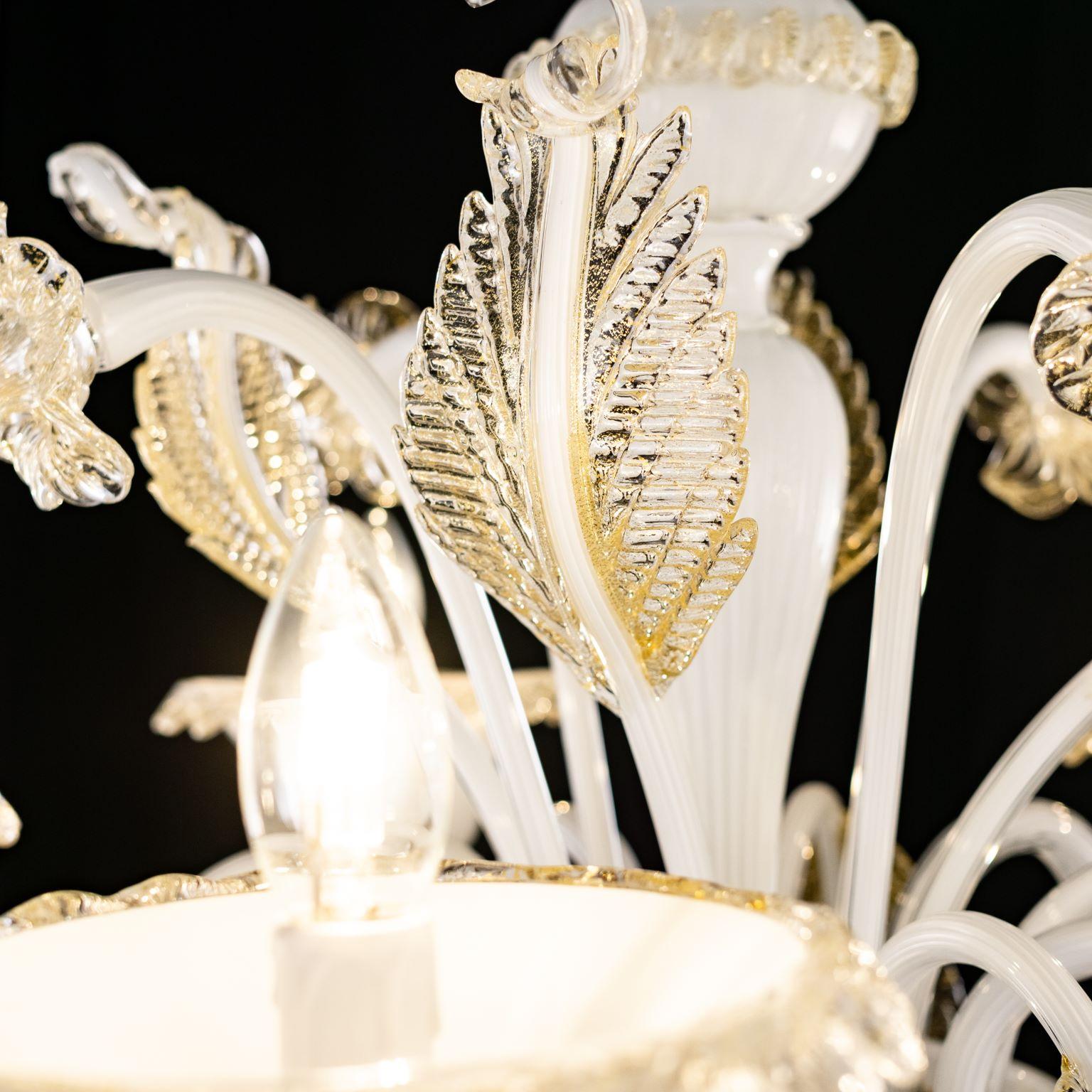 Venezianischer Kronleuchter mit 5 Armen, weißes Muranoglas mit Golddetails, Multiform im Angebot 2