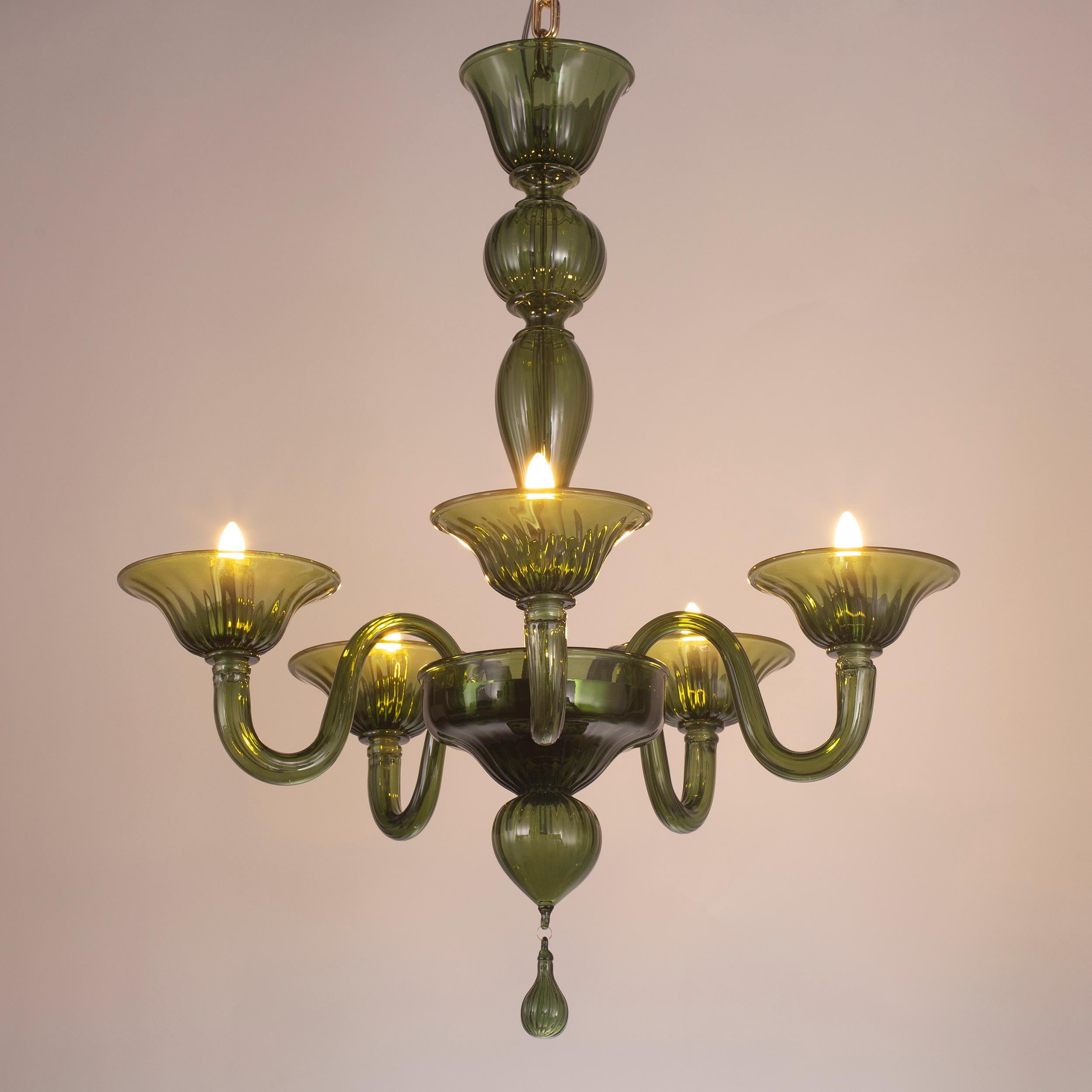Classic chandelier, 5 arms olive green Murano glass Simplicissimus by Multiforme
This collection in Murano glass is characterized by superb simplicity. It is the result of a research which harks back to the Classic Murano chandeliers, with the