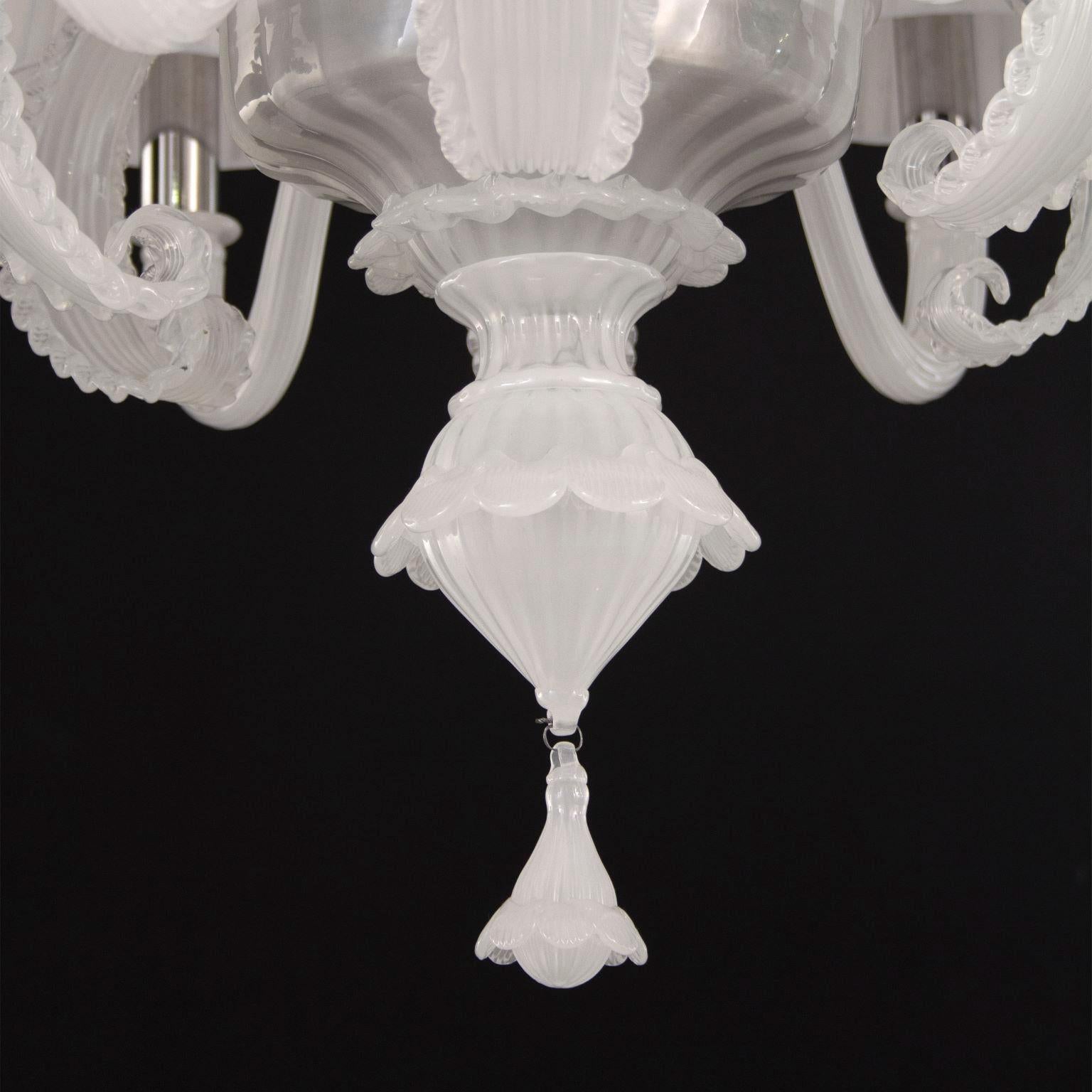 italien Lustre vénitien à 6 bras en verre de Murano de soie blanche par Multiforme en vente
