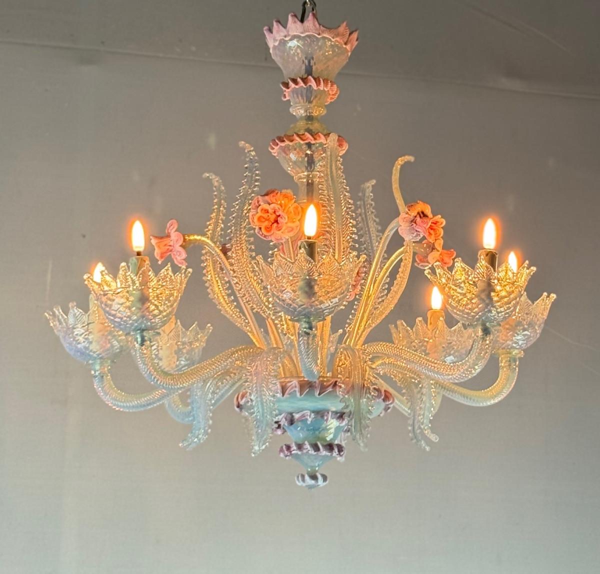 Venetian chandelier in blue and pink Murano glass, 8 arms, circa 1950 For Sale 3