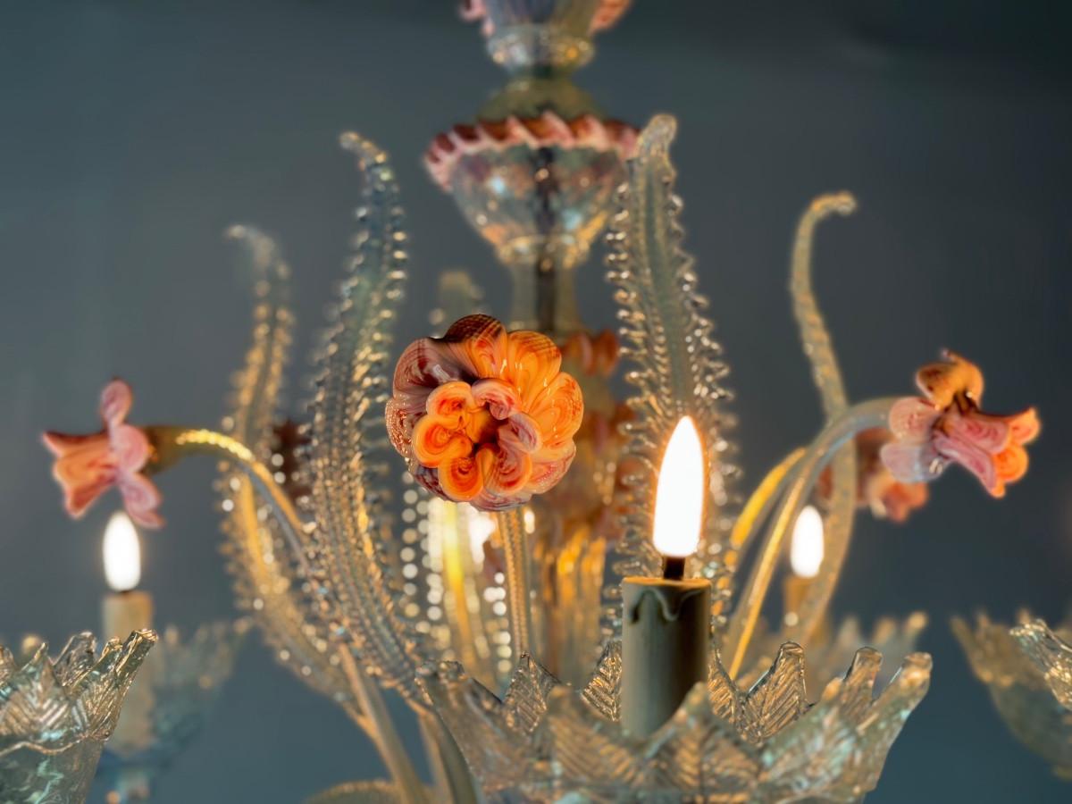 Art Deco Venetian chandelier in blue and pink Murano glass, 8 arms, circa 1950 For Sale