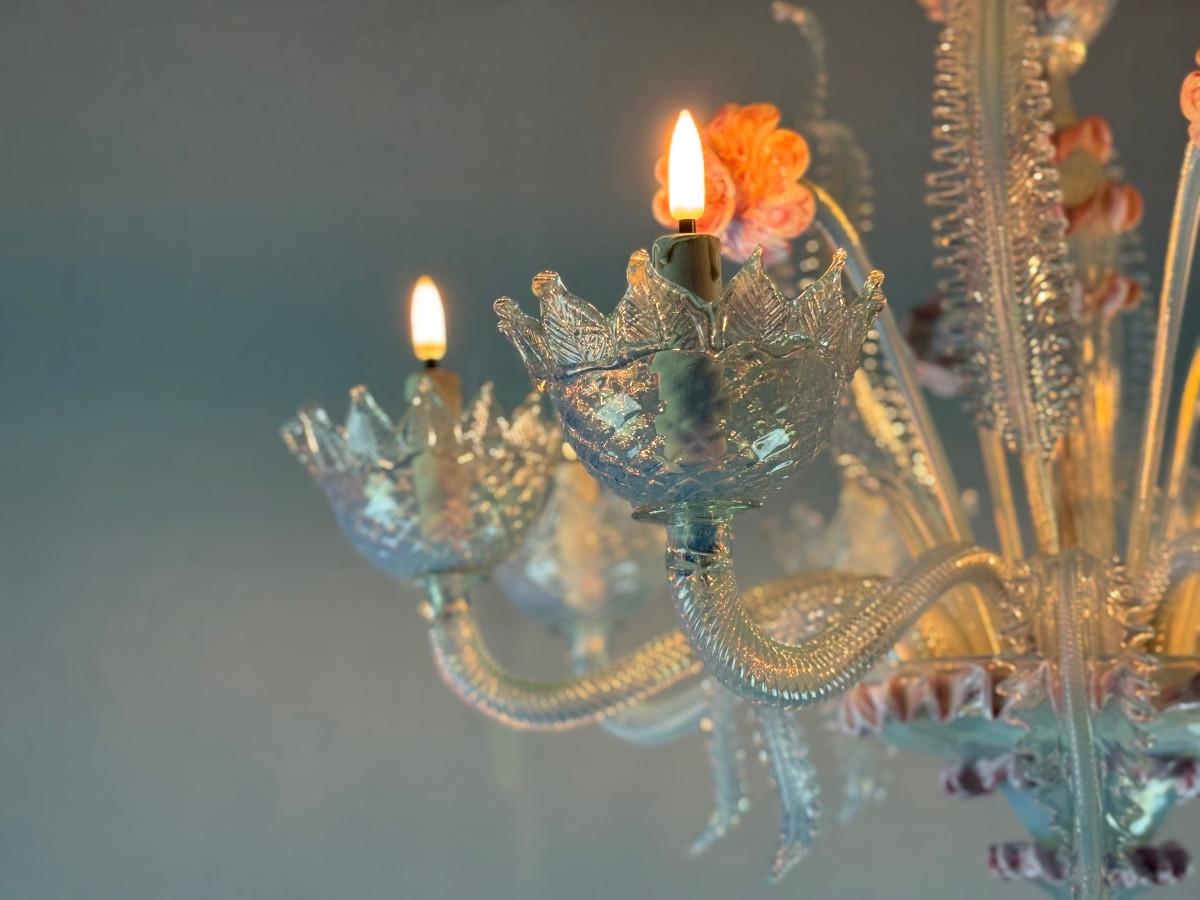 Italian Venetian chandelier in blue and pink Murano glass, 8 arms, circa 1950 For Sale