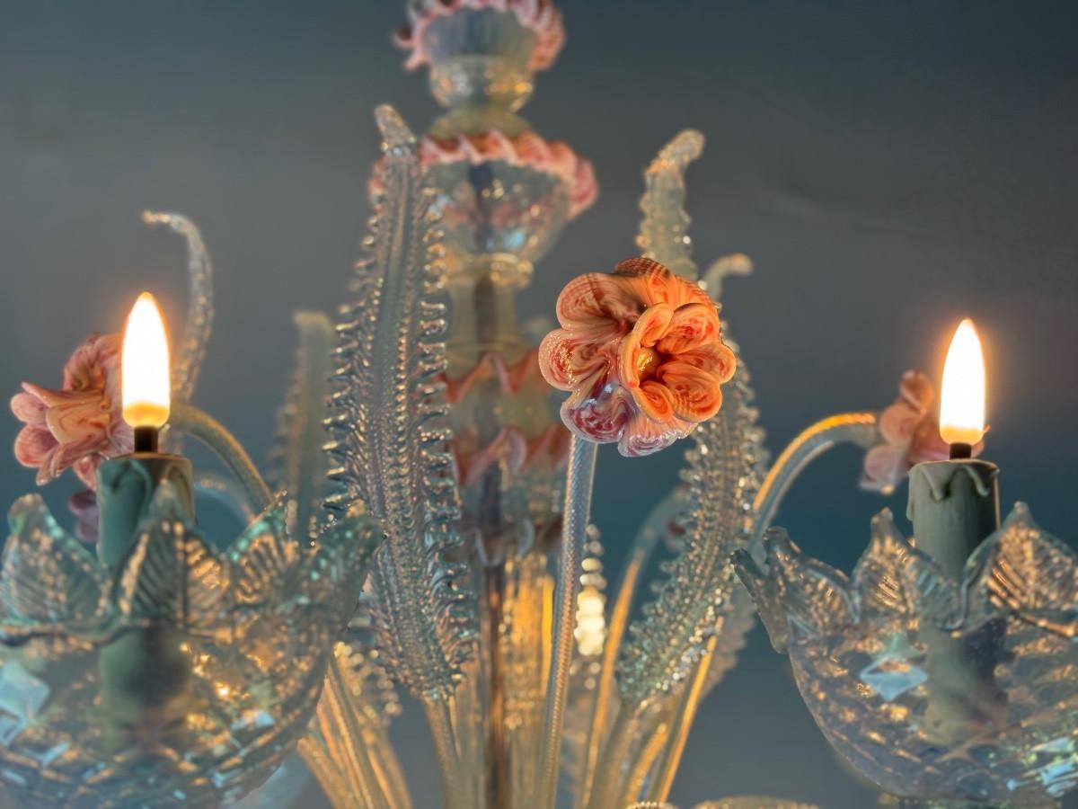 20th Century Venetian chandelier in blue and pink Murano glass, 8 arms, circa 1950 For Sale