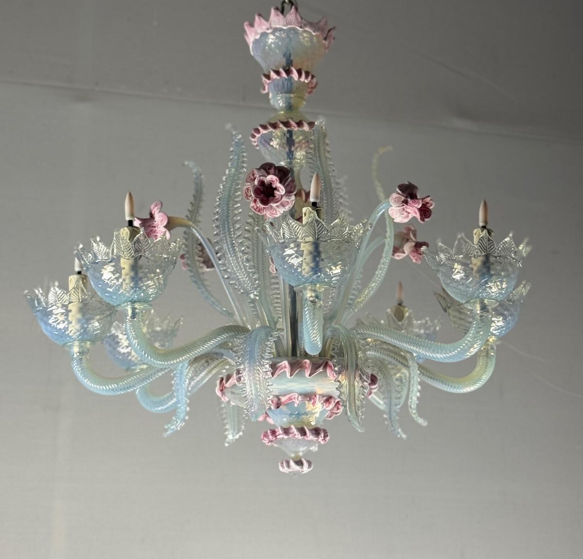 Glass Venetian chandelier in blue and pink Murano glass, 8 arms, circa 1950 For Sale