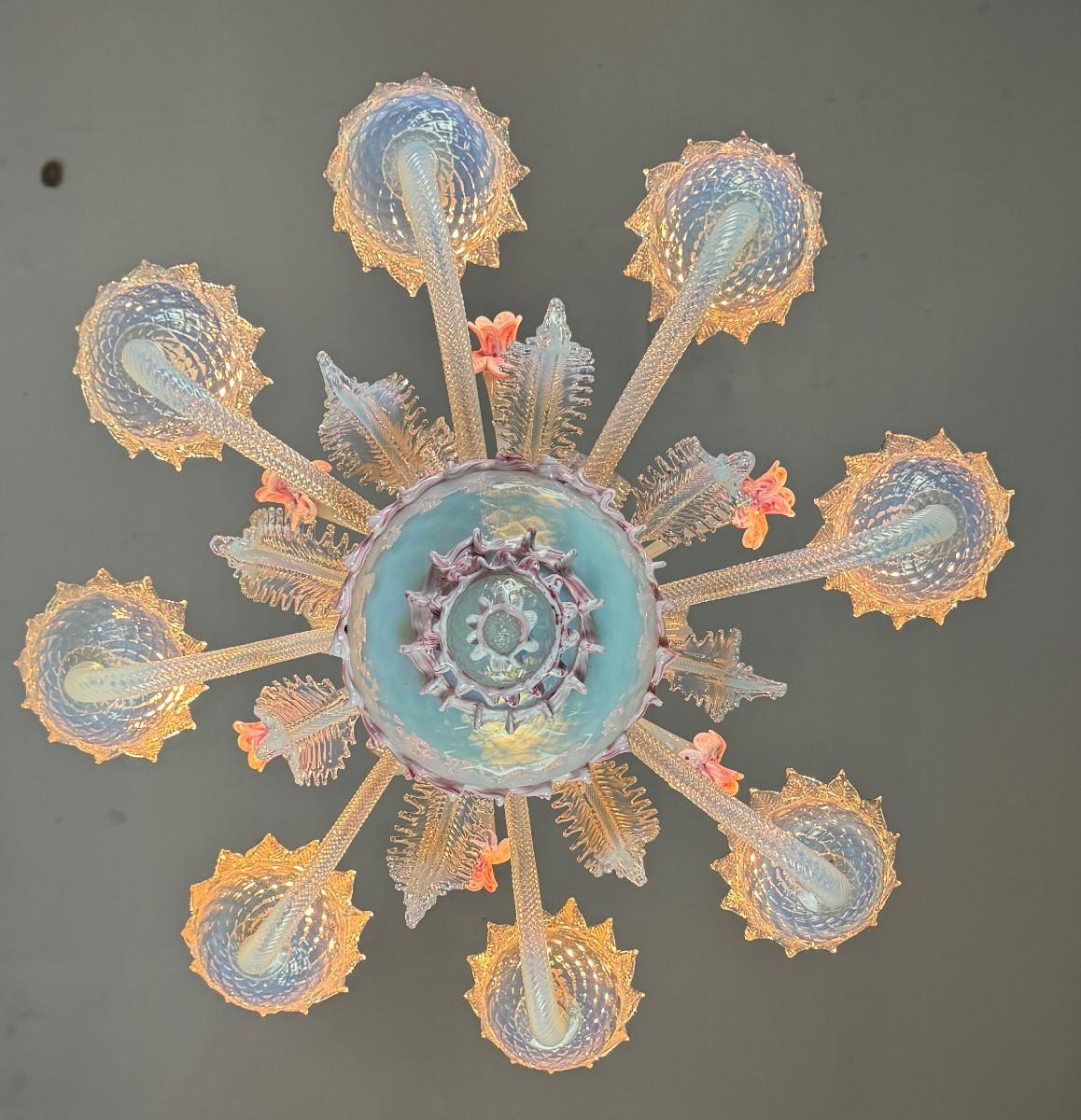Venetian chandelier in blue and pink Murano glass, 8 arms, circa 1950 For Sale 1