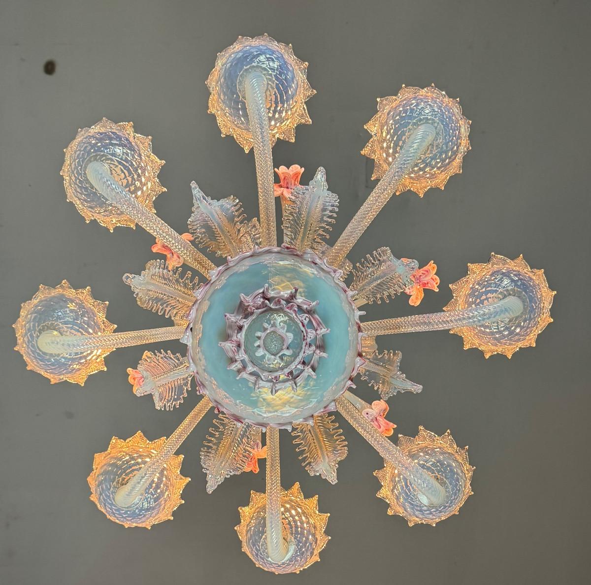 Venetian chandelier in blue and pink Murano glass, 8 arms, circa 1950 For Sale 2