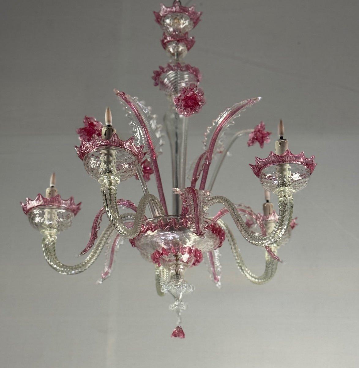 Lampadario veneziano in vetro di Murano incolore e rosso a 5 bracci di luce, 

Nuova elettrificazione 

Intorno al 1950