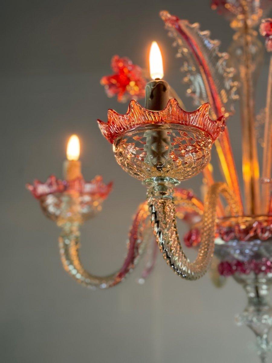 Italiano Lampadario veneziano in vetro di Murano incolore e rosso a 5 bracci di luce in vendita