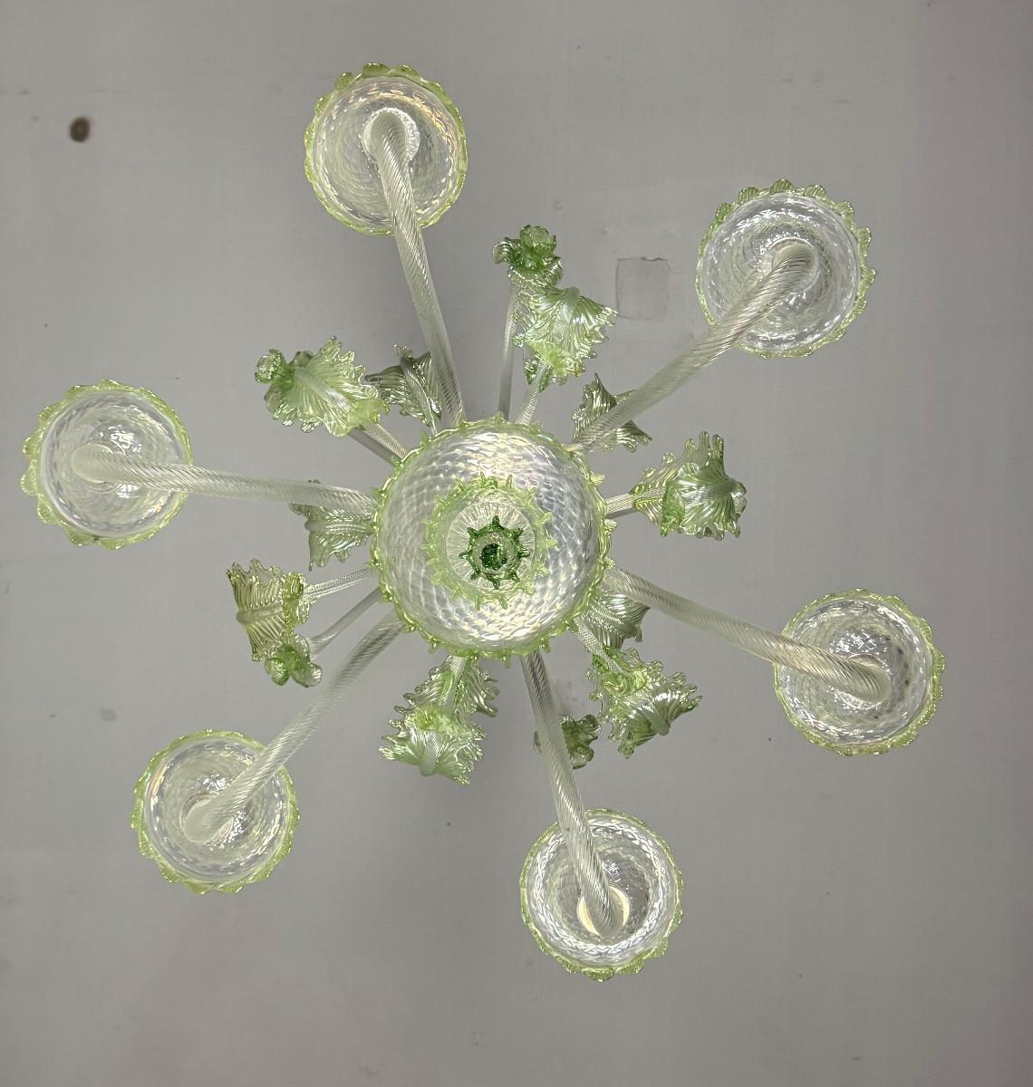 Lustre vénitien en verre de Murano incolore et vert, 6 bras de lumière en vente 4