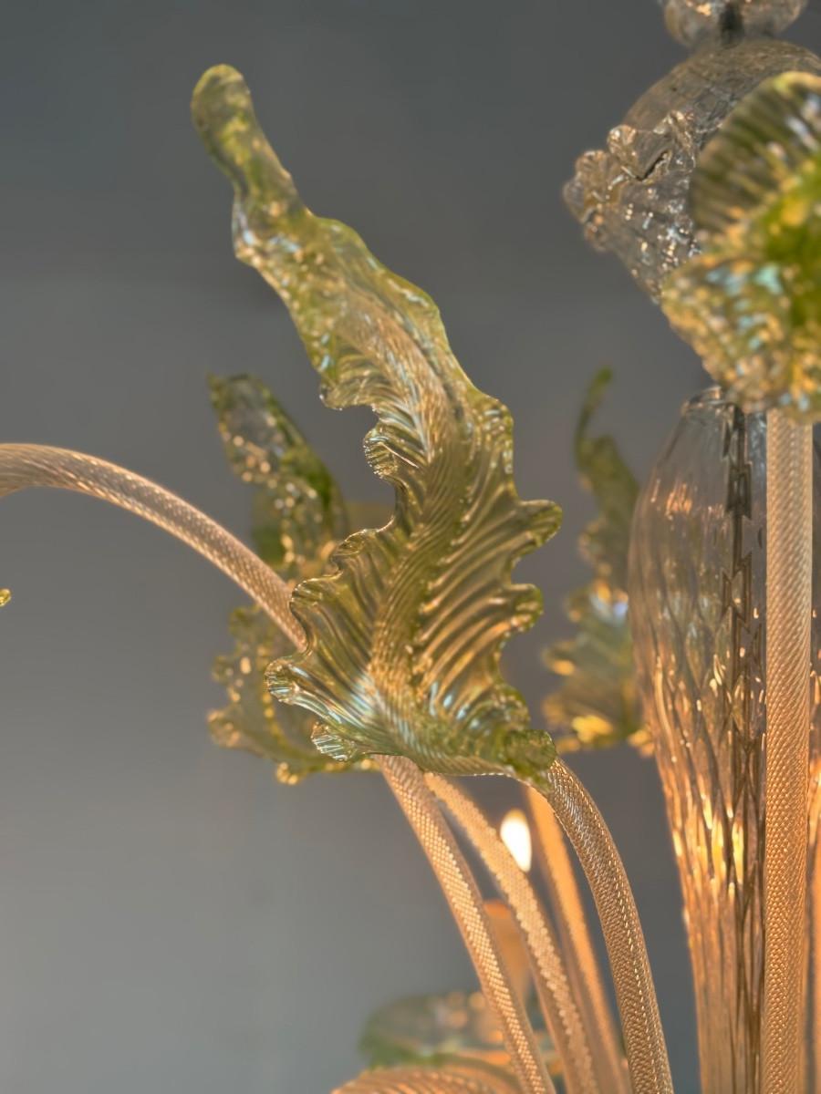 italien Lustre vénitien en verre de Murano incolore et vert, 6 bras de lumière en vente