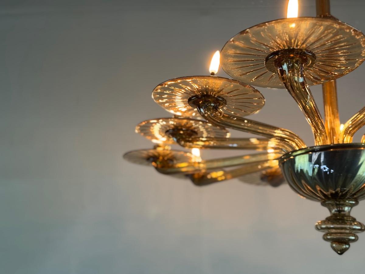 Venezianischer Kronleuchter aus goldbraunem Murano-Glas, ovale Form, von Venini (20. Jahrhundert) im Angebot