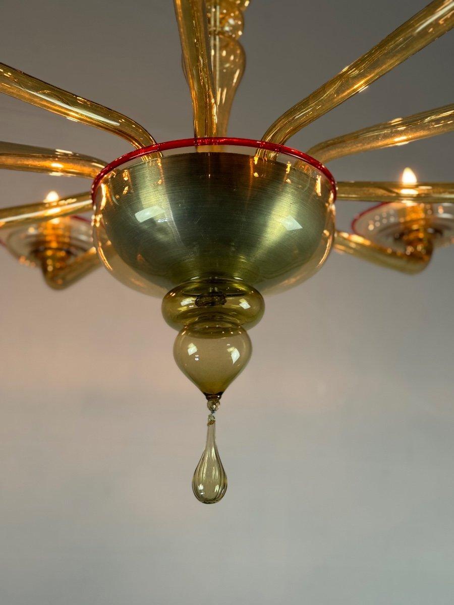 20th Century Venetian Chandelier In Mordore Murano Glass Highlighted With A Red Lining For Sale