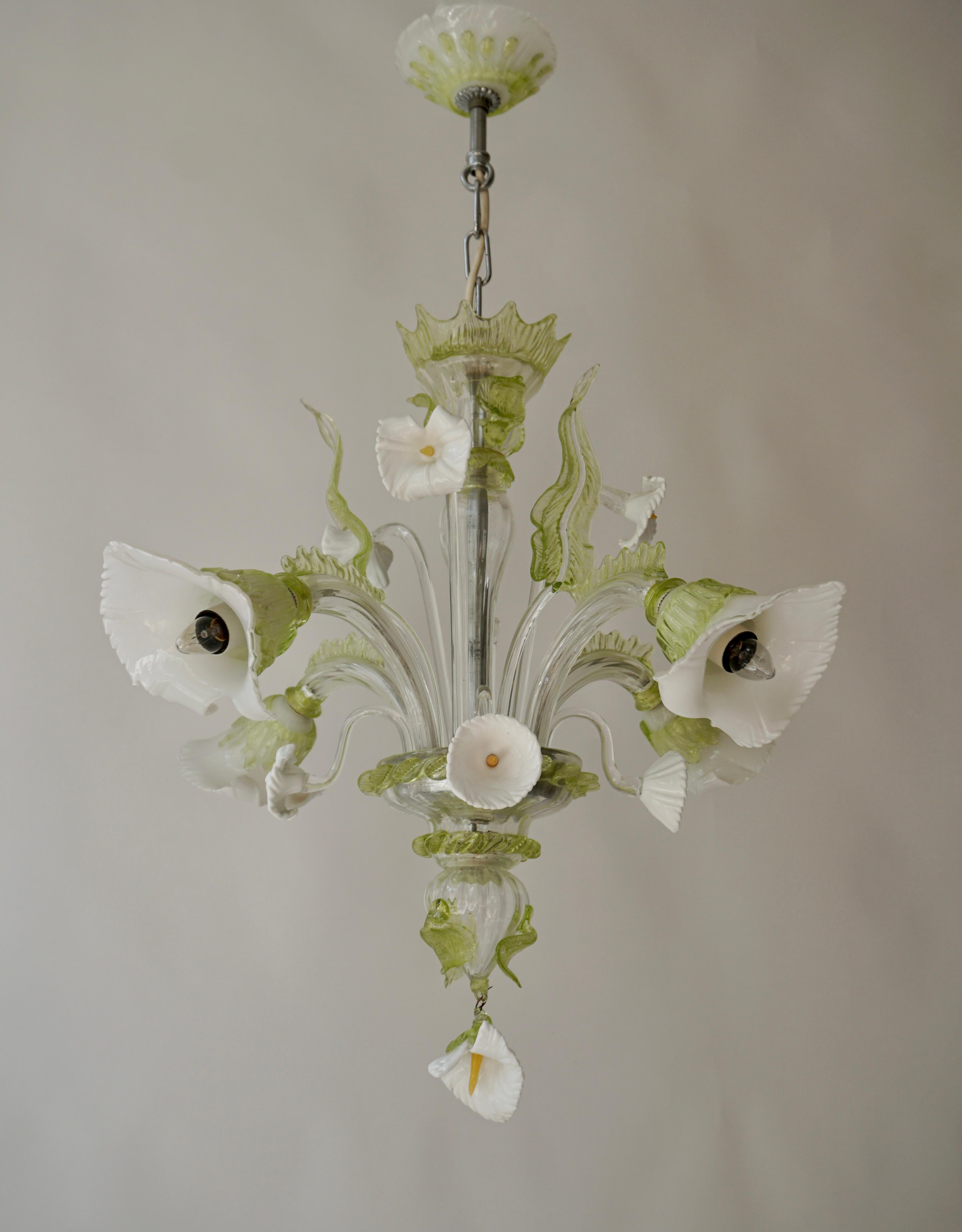 Elegant lustre décoratif à 4 branches en verre de Murano, de style vénitien.

Couleur vert/blanc avec des fleurs.

Diamètre 60 cm.
Hauteur de la fixation 55 cm.
Hauteur totale 75 cm.