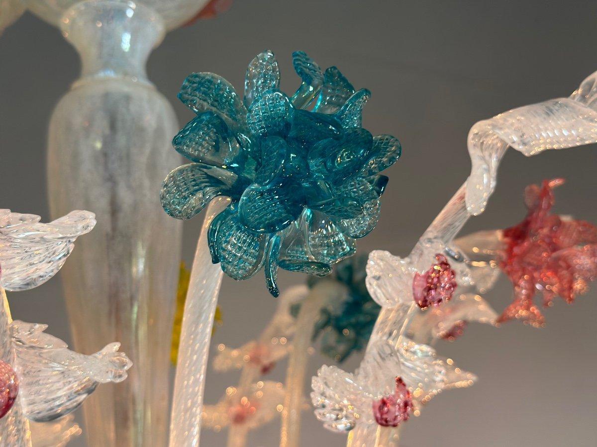 Venezianischer Kronleuchter Mehrfarbiges Murano-Glas mit dominierendem milchigem Weiß, 12 Arme im Angebot 1
