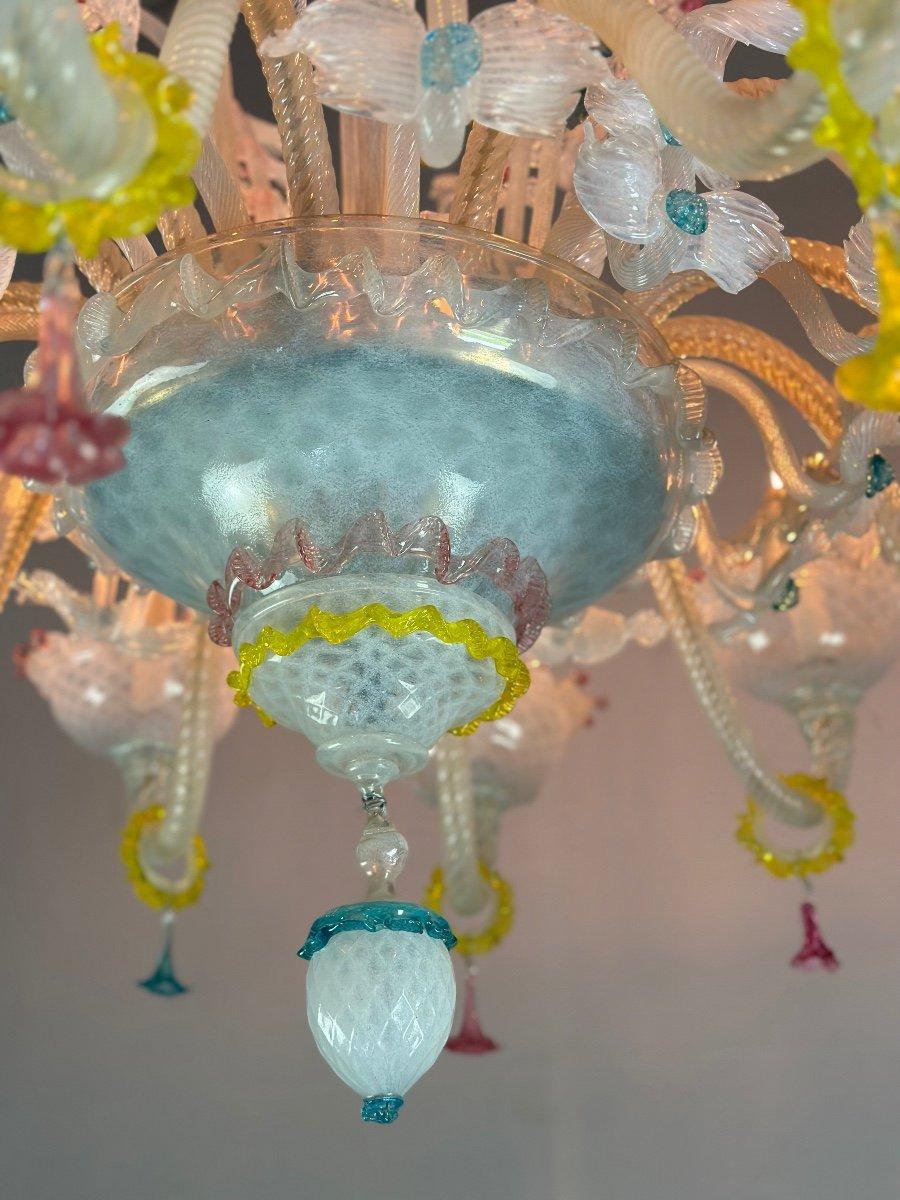 Venezianischer Kronleuchter Mehrfarbiges Murano-Glas mit dominierendem milchigem Weiß, 12 Arme im Angebot 3