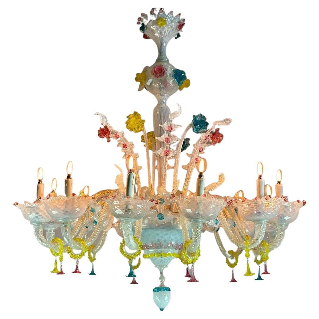 Lustre vénitien en verre de Murano multicolore avec un blanc laiteux dominant, 12 bras