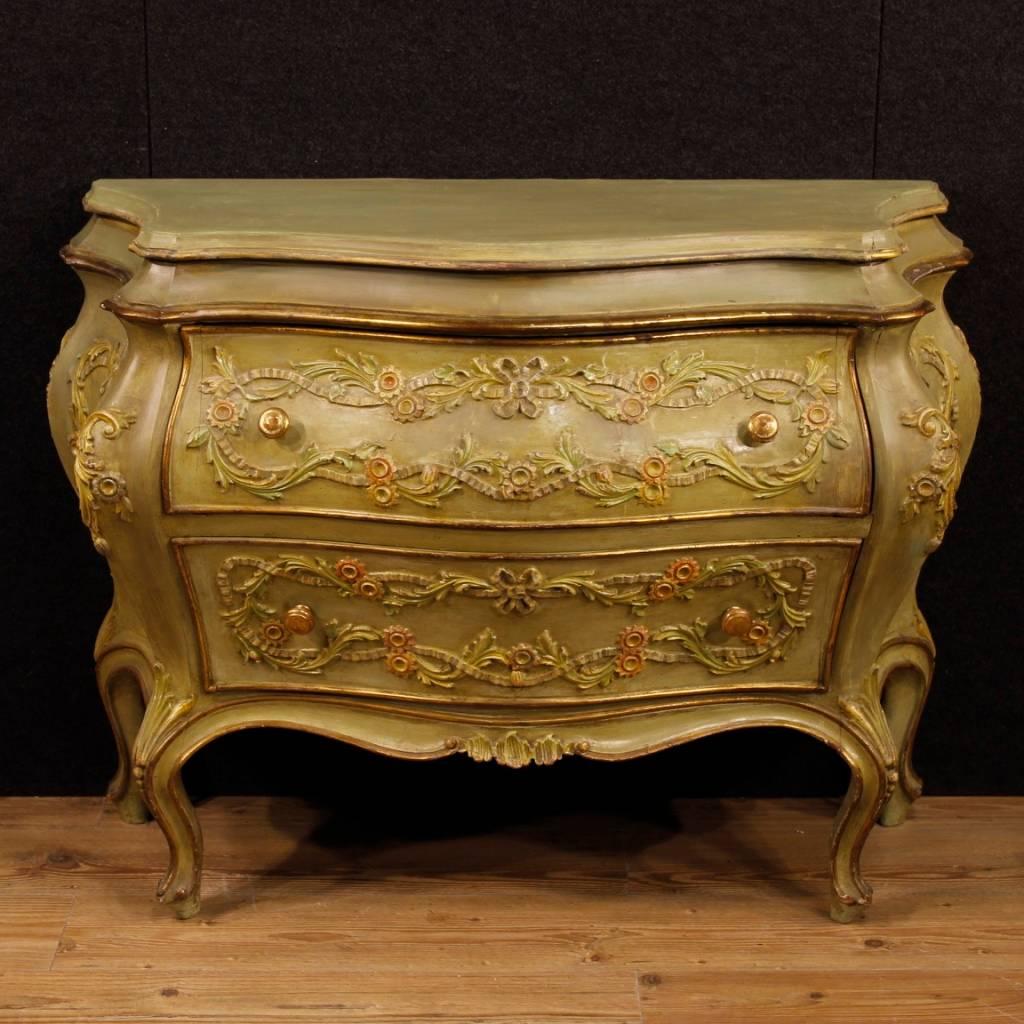 Venetian chest of drawers from 20th century. Furniture in richly carved, lacquered and gilded wood of fabulous decor. Dresser with two frontal drawers of good capacity and service. Wooden top in character. Dresser ideal for inclusion in a room or
