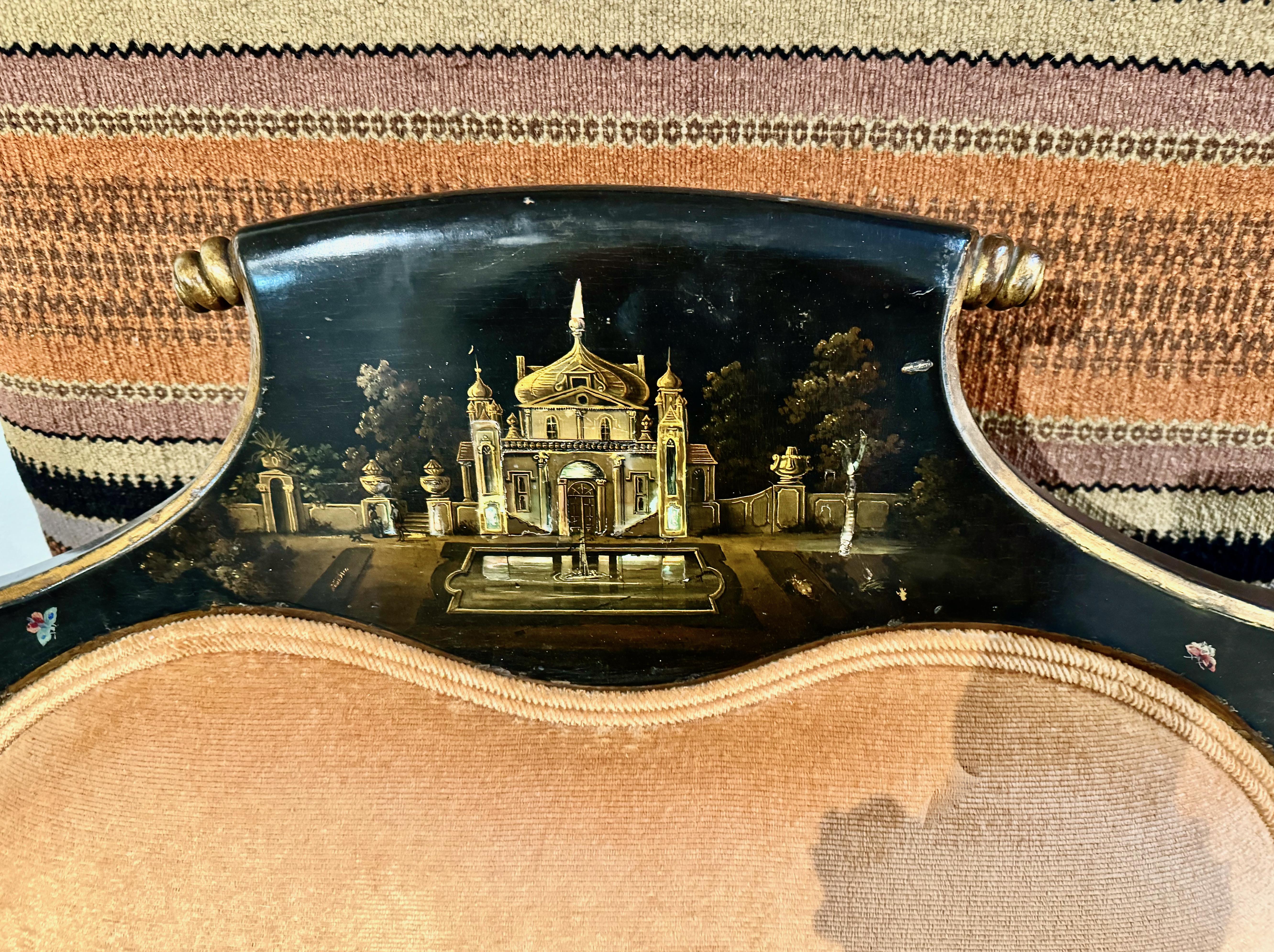 Il s'agit d'un canapé vénitien classique du XIXe siècle, décoré d'une superbe surface japonaise noire. Les vues panoramiques de l'Inde et de la Chine, peintes et incrustées de nacre, sont en très bon état d'origine. La décoration est complétée par